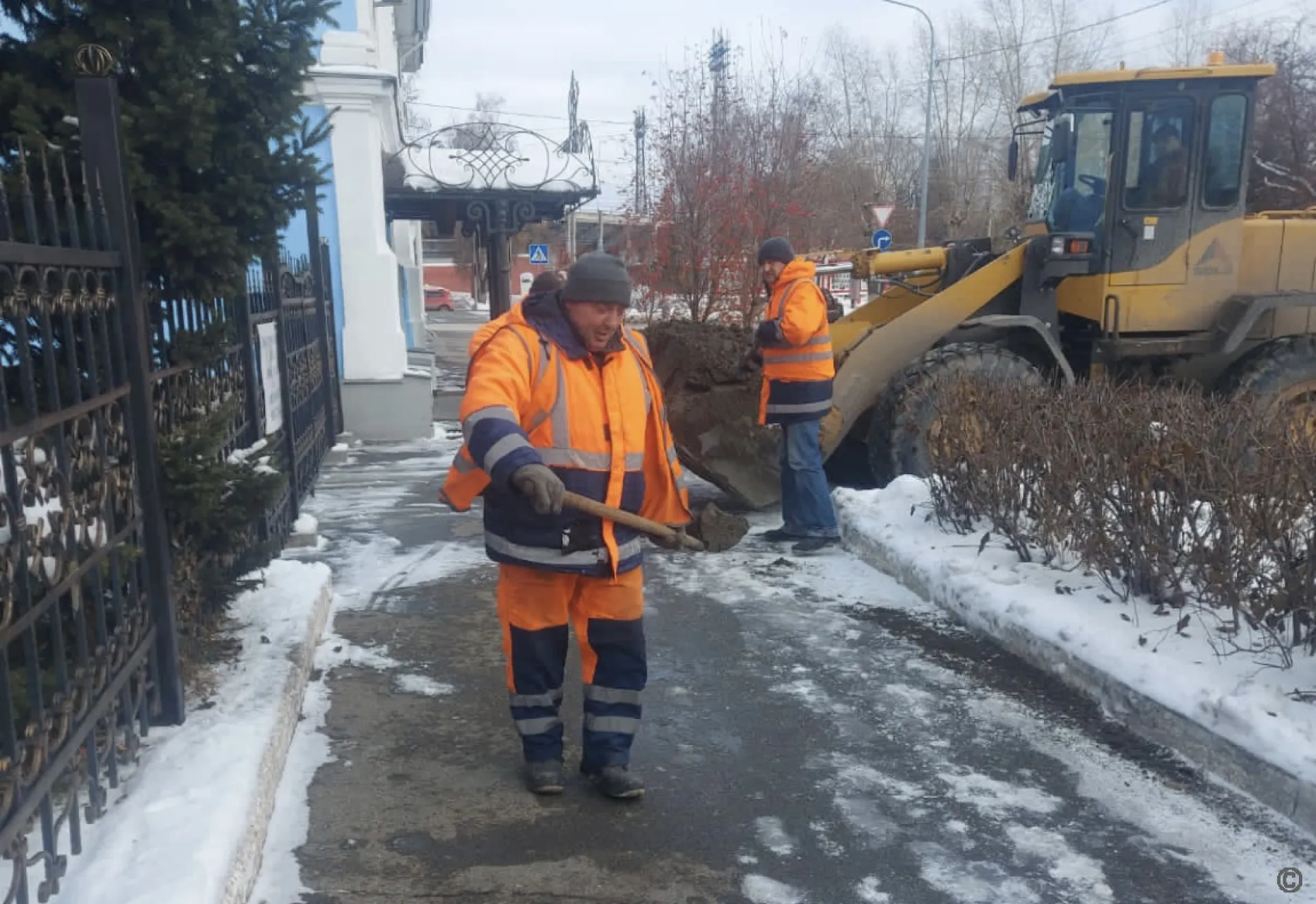 Тротуары в Барнауле обрабатывают противогололёдными средствами Тротуары в Барнауле обрабатывают противогололёдными средствами