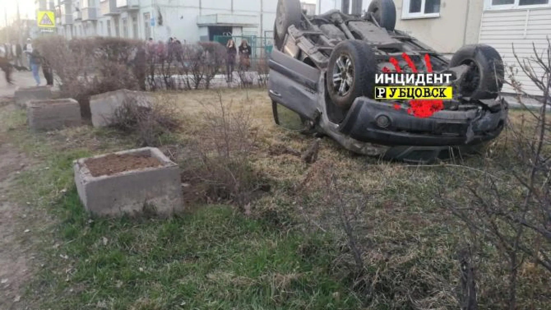 Автомобиль перевернулся в результате ДТП в Рубцовске