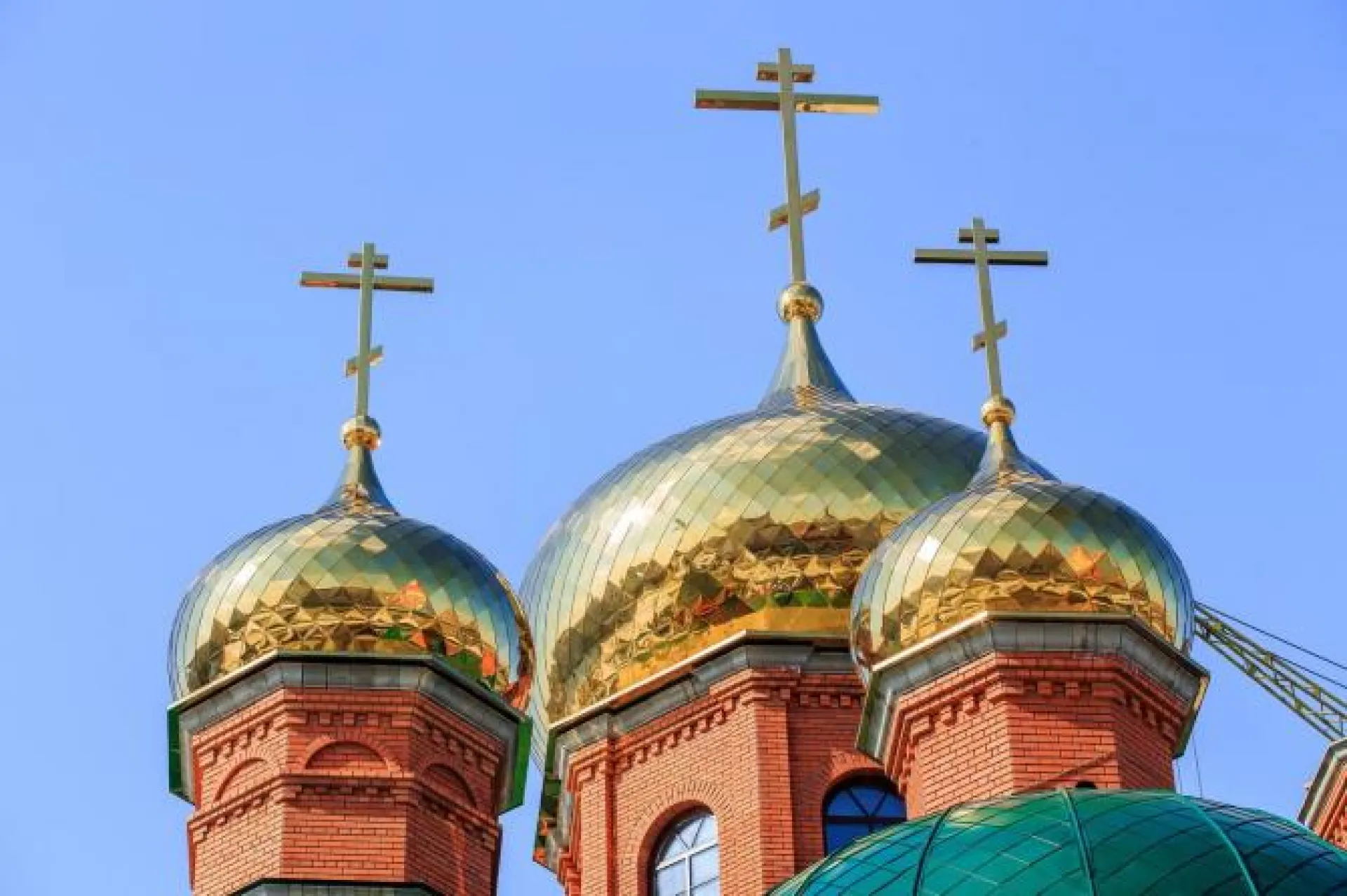 Фото: четыре купола установили на строящийся собор в Барнауле