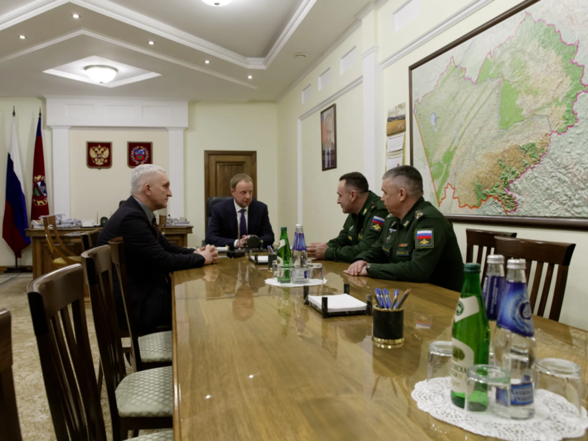 Губернатор Алтайского края Виктор Томенко встретился с заместителем командующего 15 армией ВКС особого назначения генерал-майором Андреем Калютой Губернатор Алтайского края Виктор Томенко встретился с заместителем командующего 15 армией ВКС особого назначения генерал-майором Андреем Калютой