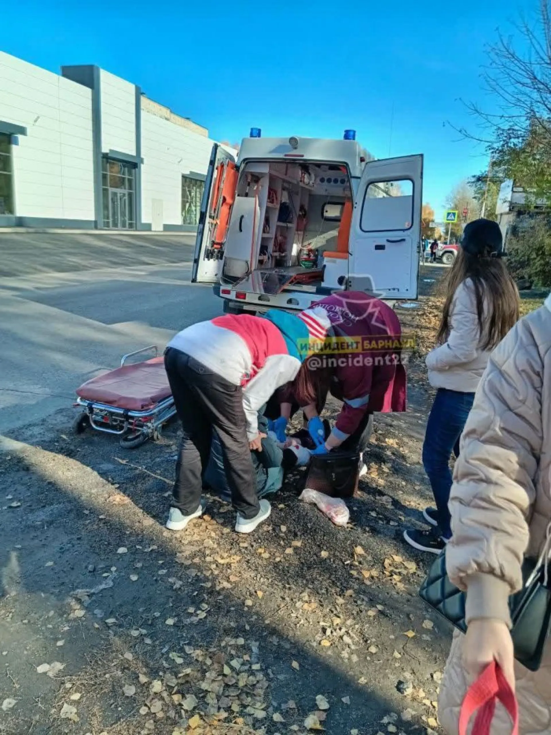 Сотрудники скорой помощи помогли пенсионерке, которая споткнулась о кучу застывшего асфальта в Барнауле Сотрудники скорой помощи помогли пенсионерке, которая споткнулась о кучу застывшего асфальта в Барнауле