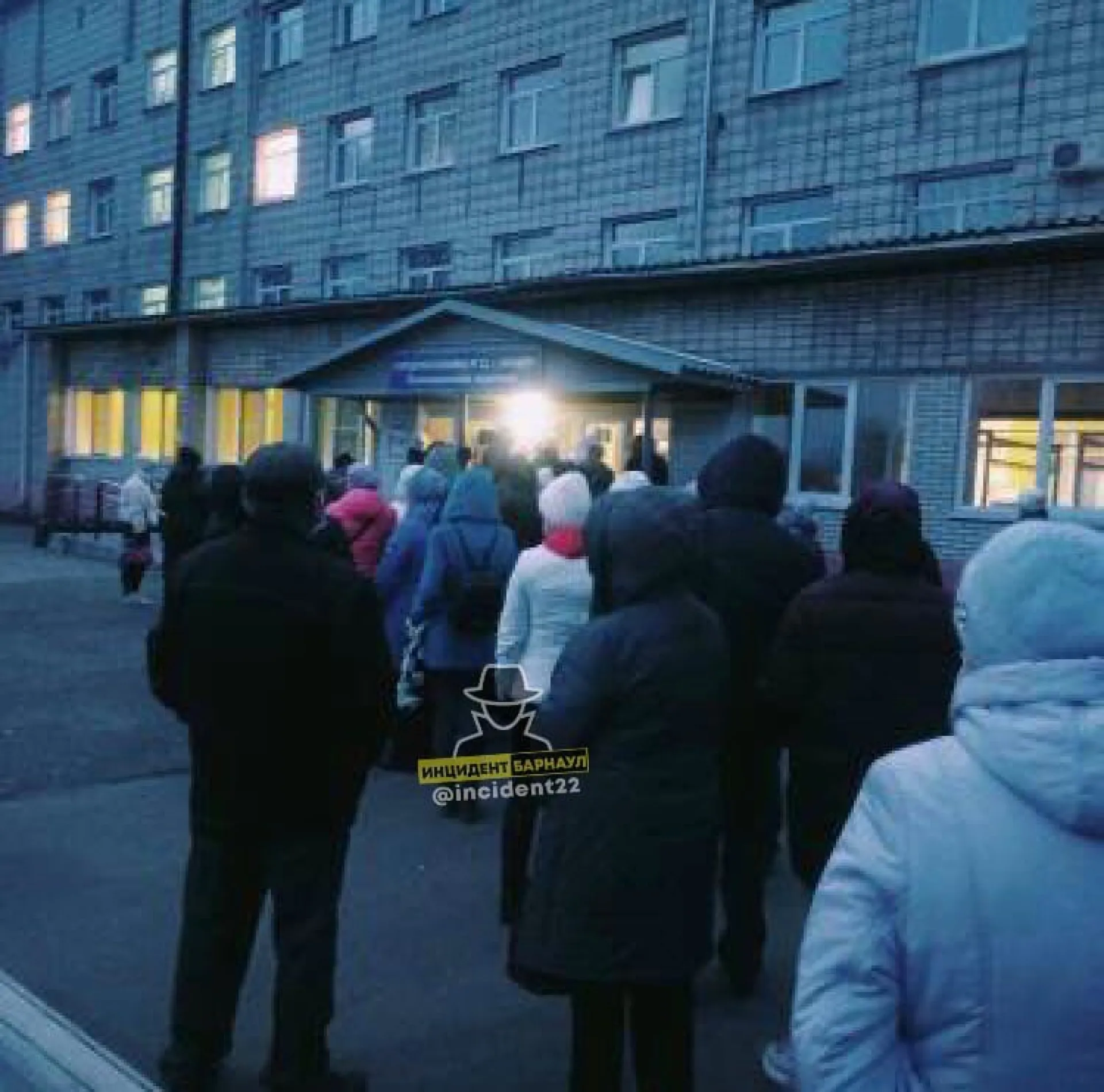 Огромную очередь в поликлинику заметили в Барнауле Огромную очередь в поликлинику заметили в Барнауле