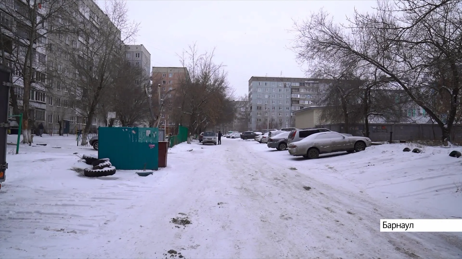 Ни пройти ни проехать: большие ямы образовались на дороге возле жилого дома в Барнауле Ни пройти ни проехать: большие ямы образовались на дороге возле жилого дома в Барнауле