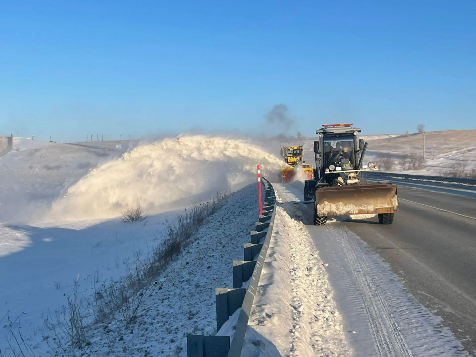Свыше 500 единиц спецтехники чистят дороги от снега в Алтайском крае 
