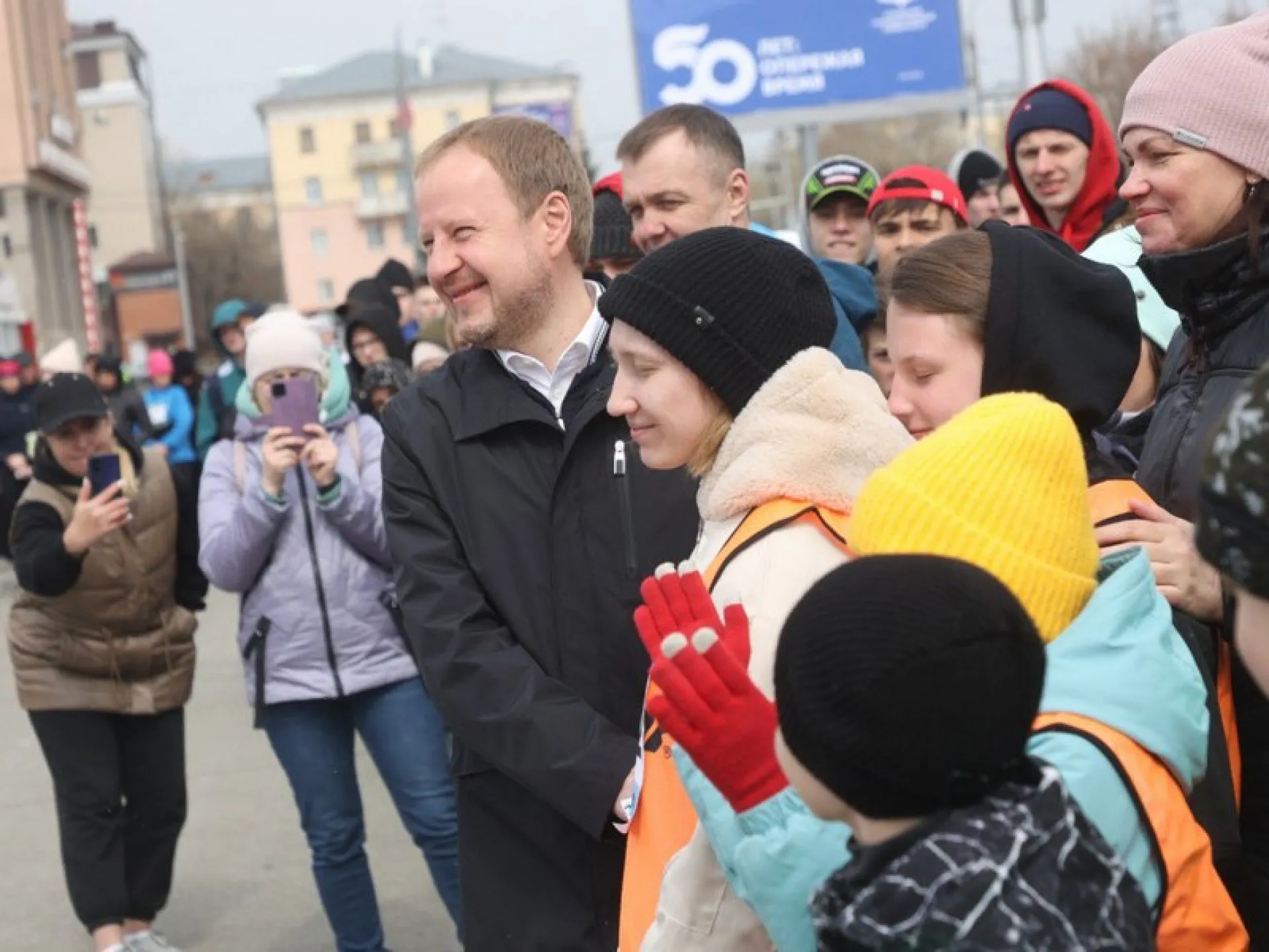 Губернатор Виктор Томенко поприветствовал участников традиционной легкоатлетической эстафеты на призы «Алтайской правды» Губернатор Виктор Томенко поприветствовал участников традиционной легкоатлетической эстафеты на призы «Алтайской правды»