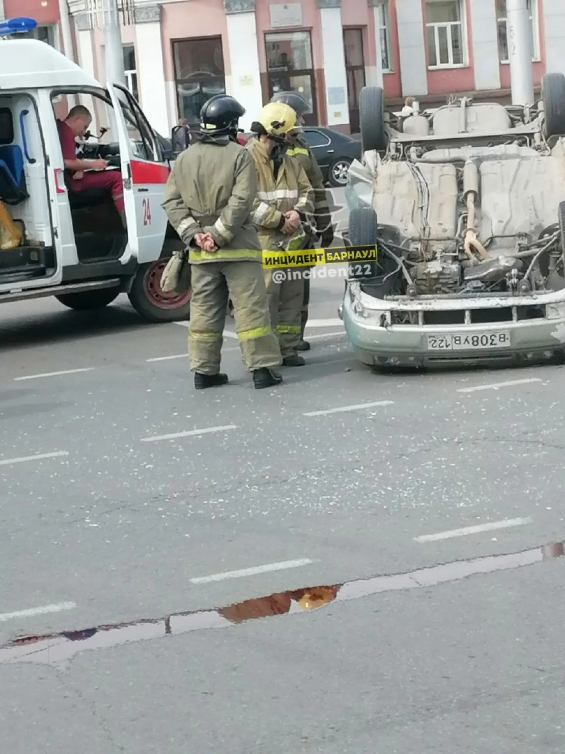 В центре Барнаула в результате ДТП перевернулся автомобиль В центре Барнаула в результате ДТП перевернулся автомобиль