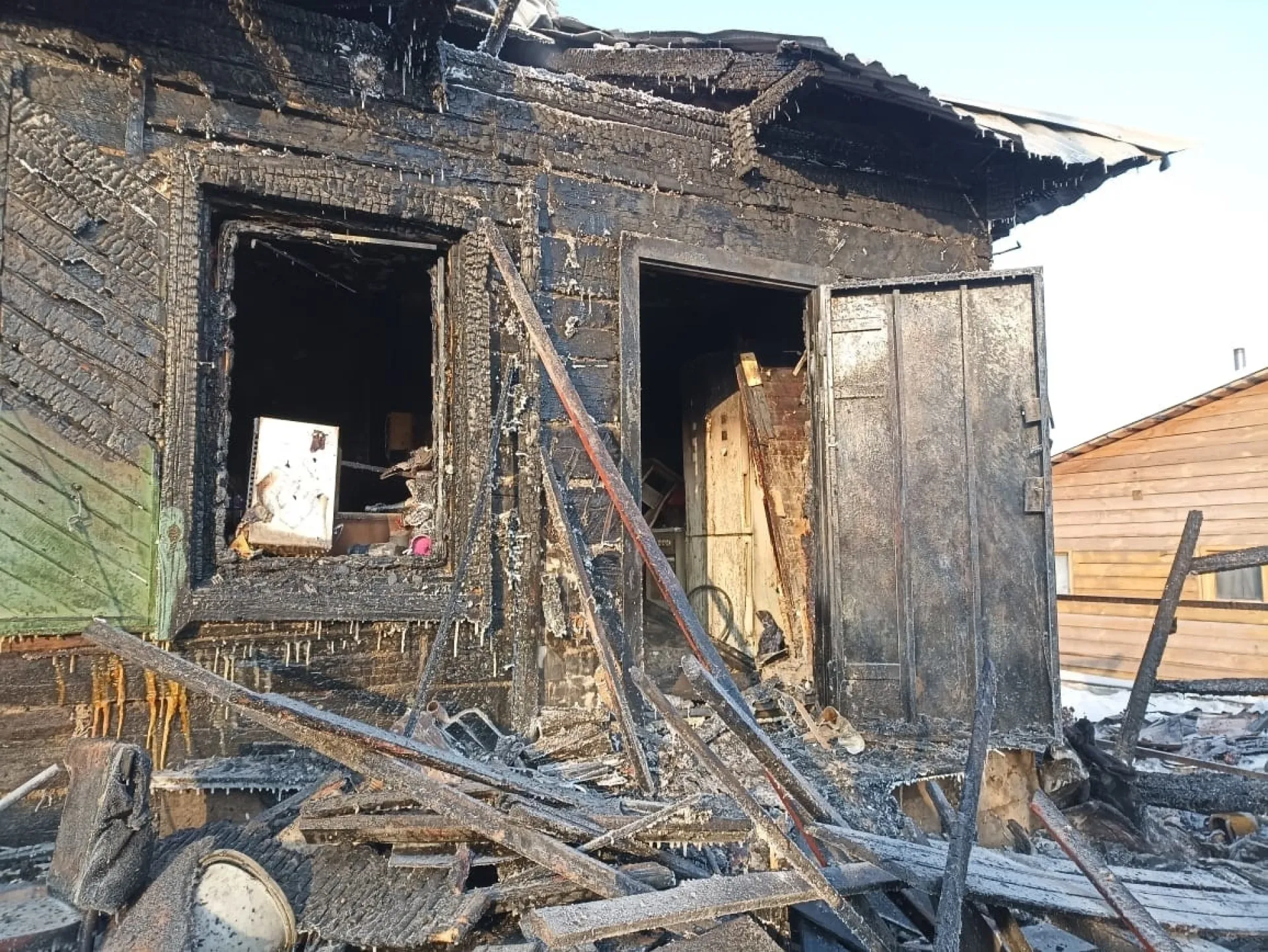 Пожилая женщина и 15-летний ребёнок погибли при пожаре в Рубцовске Пожилая женщина и 15-летний ребёнок погибли при пожаре в Рубцовске