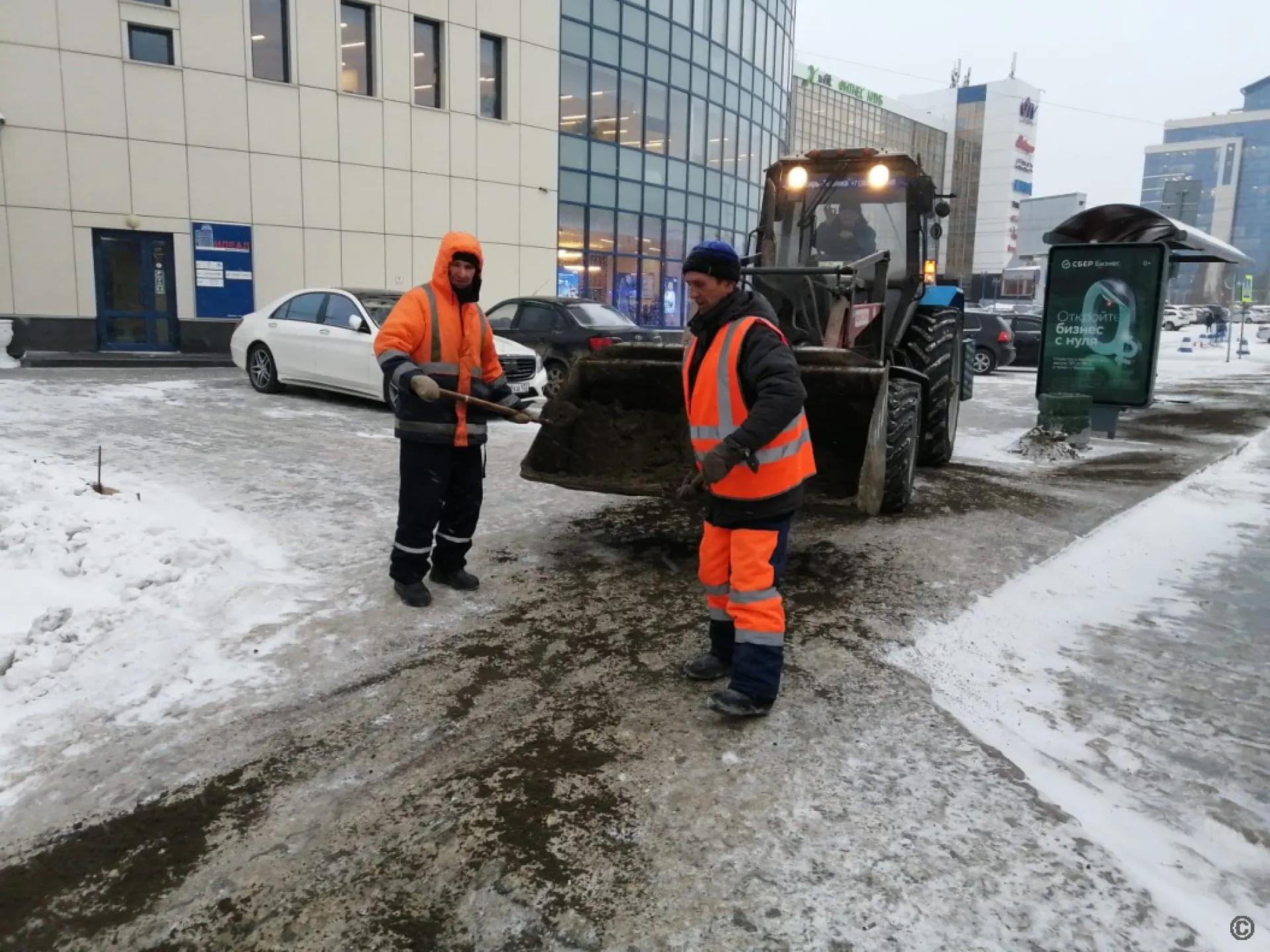Дорожники Барнаула продолжают работать в две смены Дорожники Барнаула продолжают работать в две смены