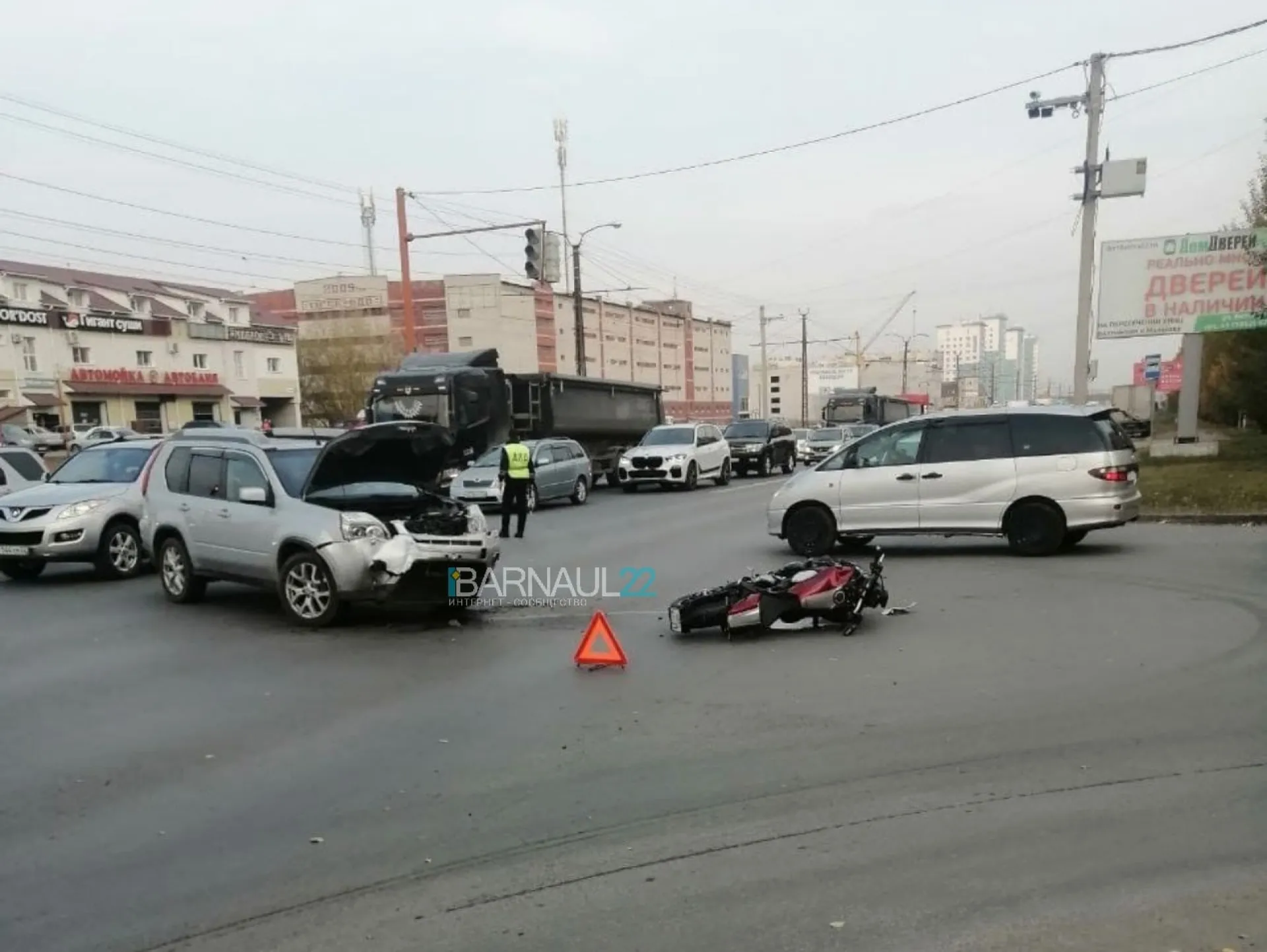 Автомобиль и мотоцикл столкнулись на перекрёстке в Барнауле Автомобиль и мотоцикл столкнулись на перекрёстке в Барнауле