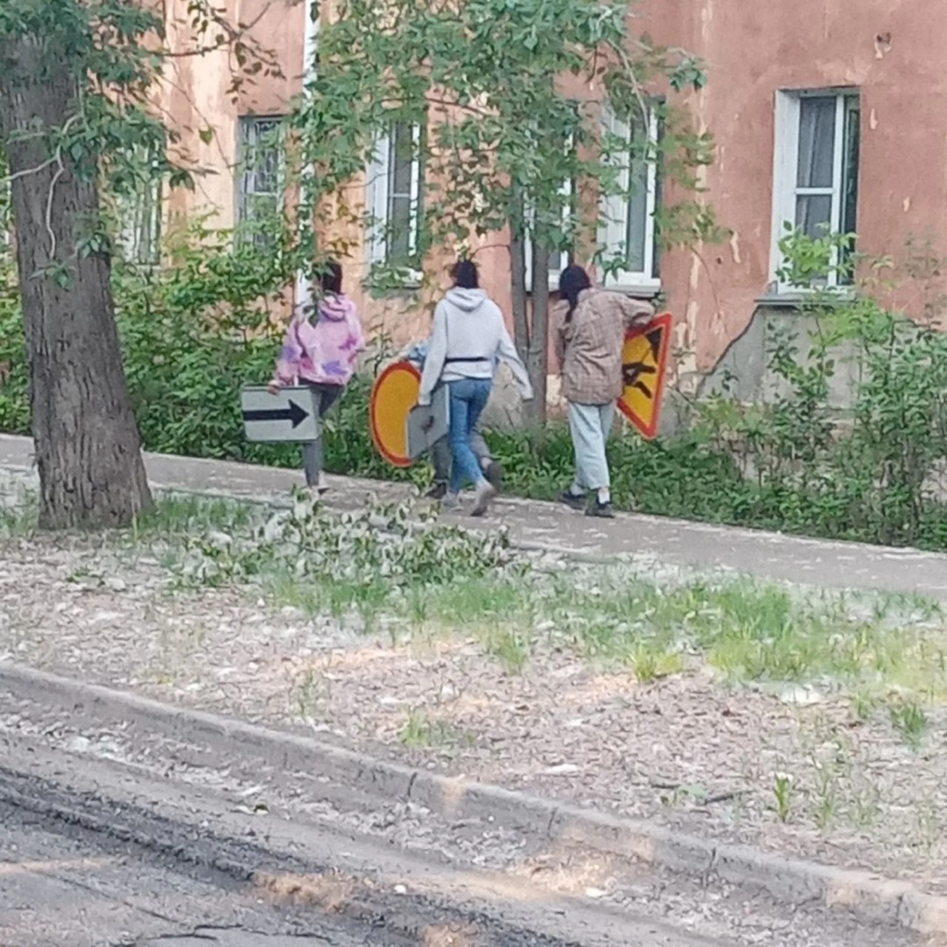 Всё в дом: неизвестные украли дорожные знаки с одной из улиц в Бийске Всё в дом: неизвестные украли дорожные знаки с одной из улиц в Бийске