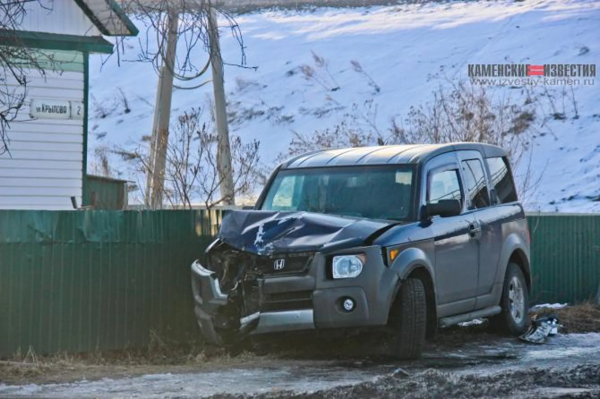 Автомобиль протаранил опору ЛЭП и врезался в забор в Алтайском крае