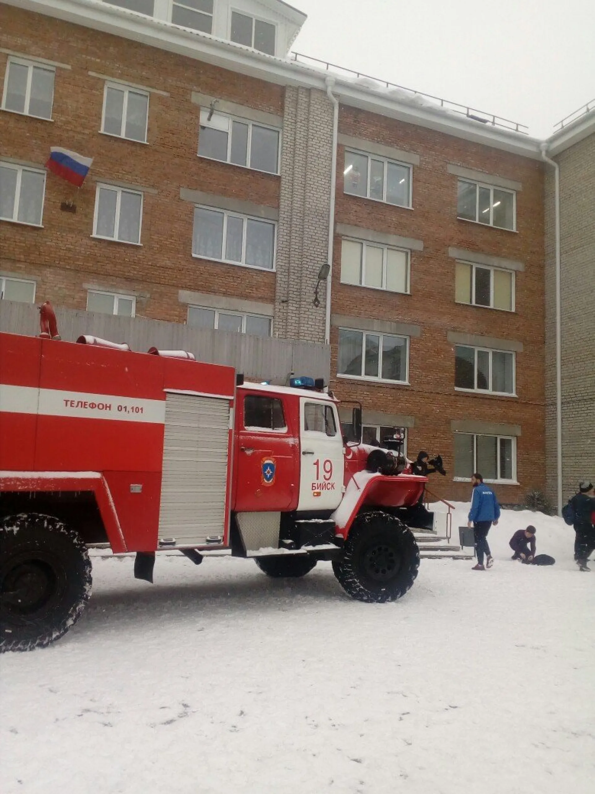 Блок питания загорелся в бийской школе
