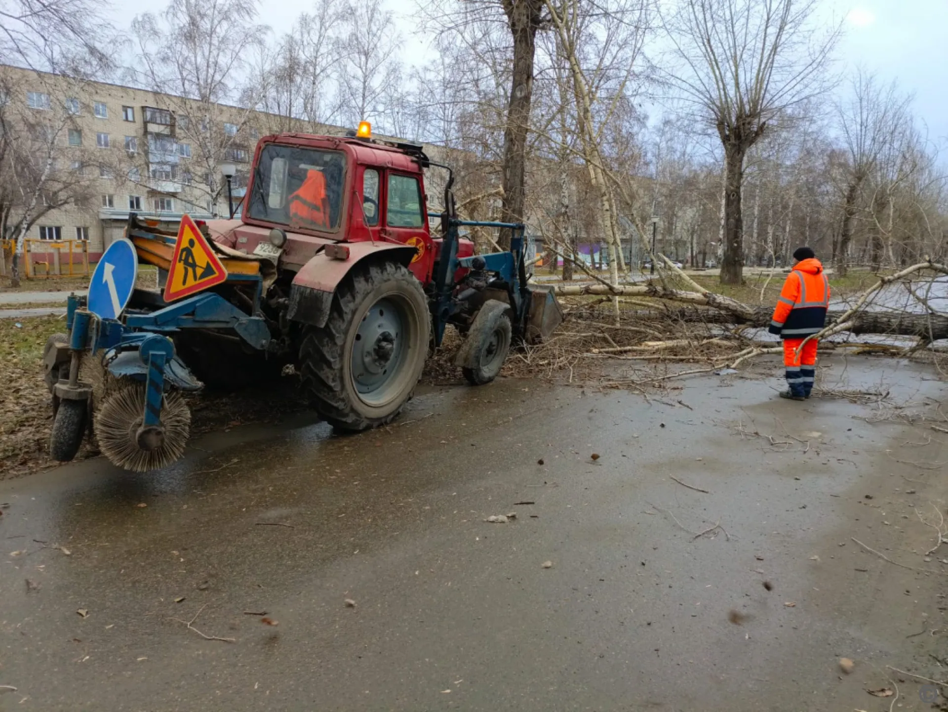 В пригородных посёлках Барнаула восстановили подачу электроэнергии В пригородных посёлках Барнаула восстановили подачу электроэнергии