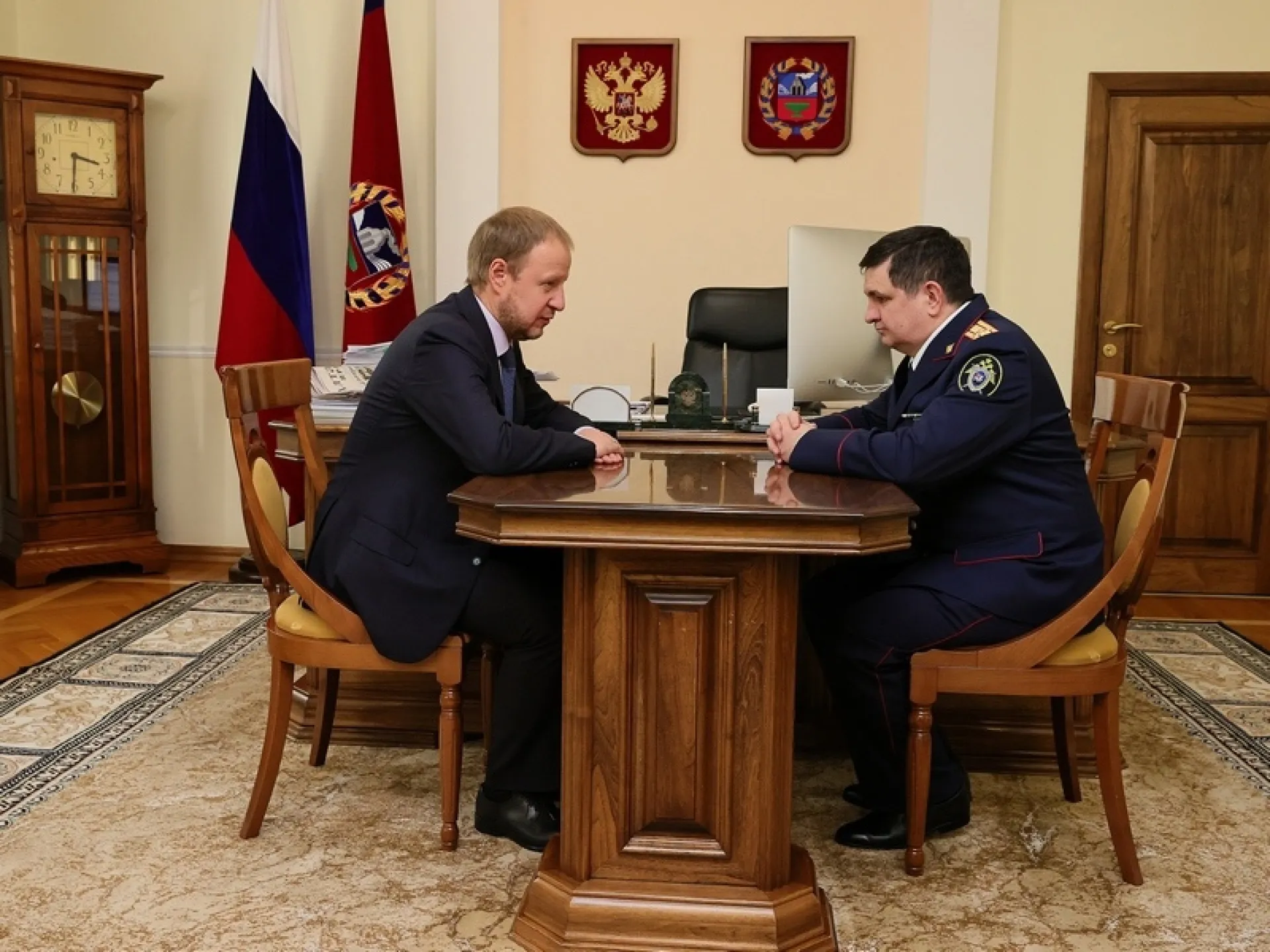 Виктор Томенко провел рабочую встречу c руководителем следственного управления Следственного комитета России по Алтайскому краю Игорем Колесниченко Виктор Томенко провел рабочую встречу c руководителем следственного управления Следственного комитета России по Алтайскому краю Игорем Колесниченко