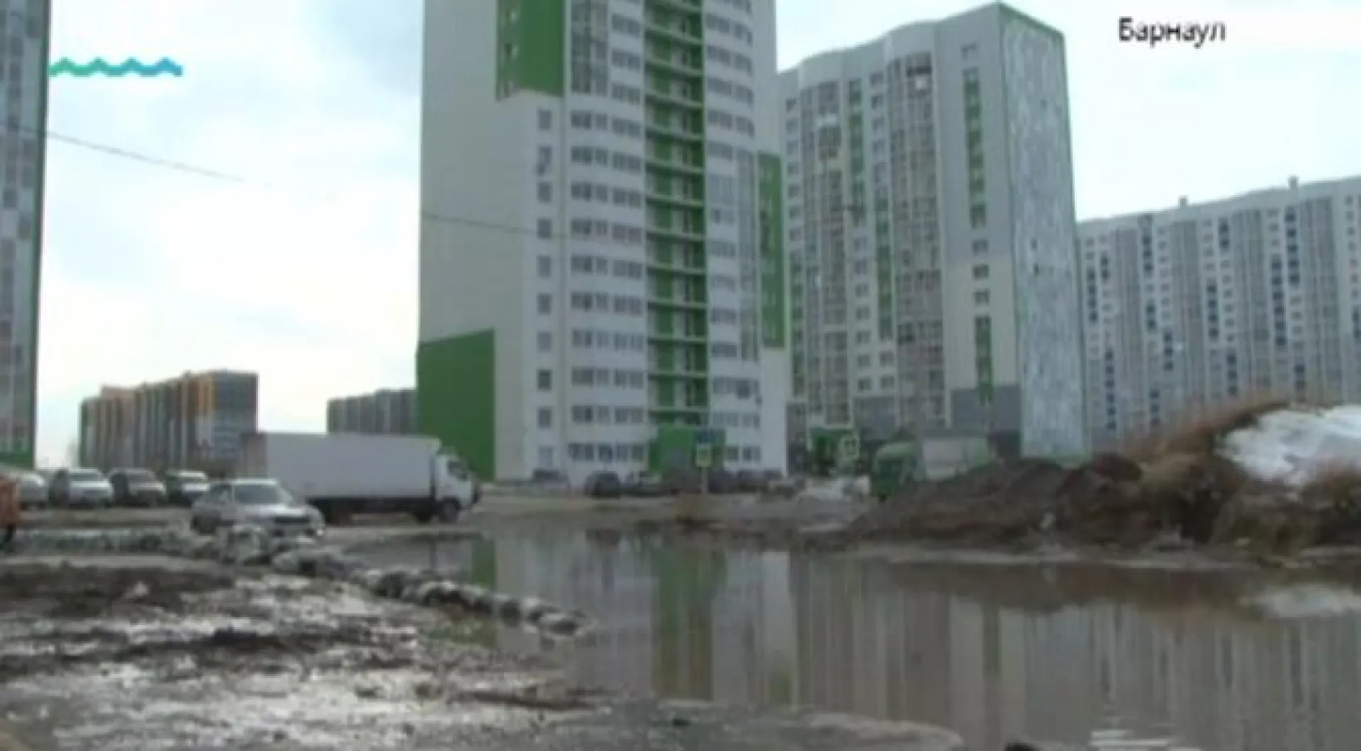 Талые воды подступают к домам жителей барнаульских новостроек