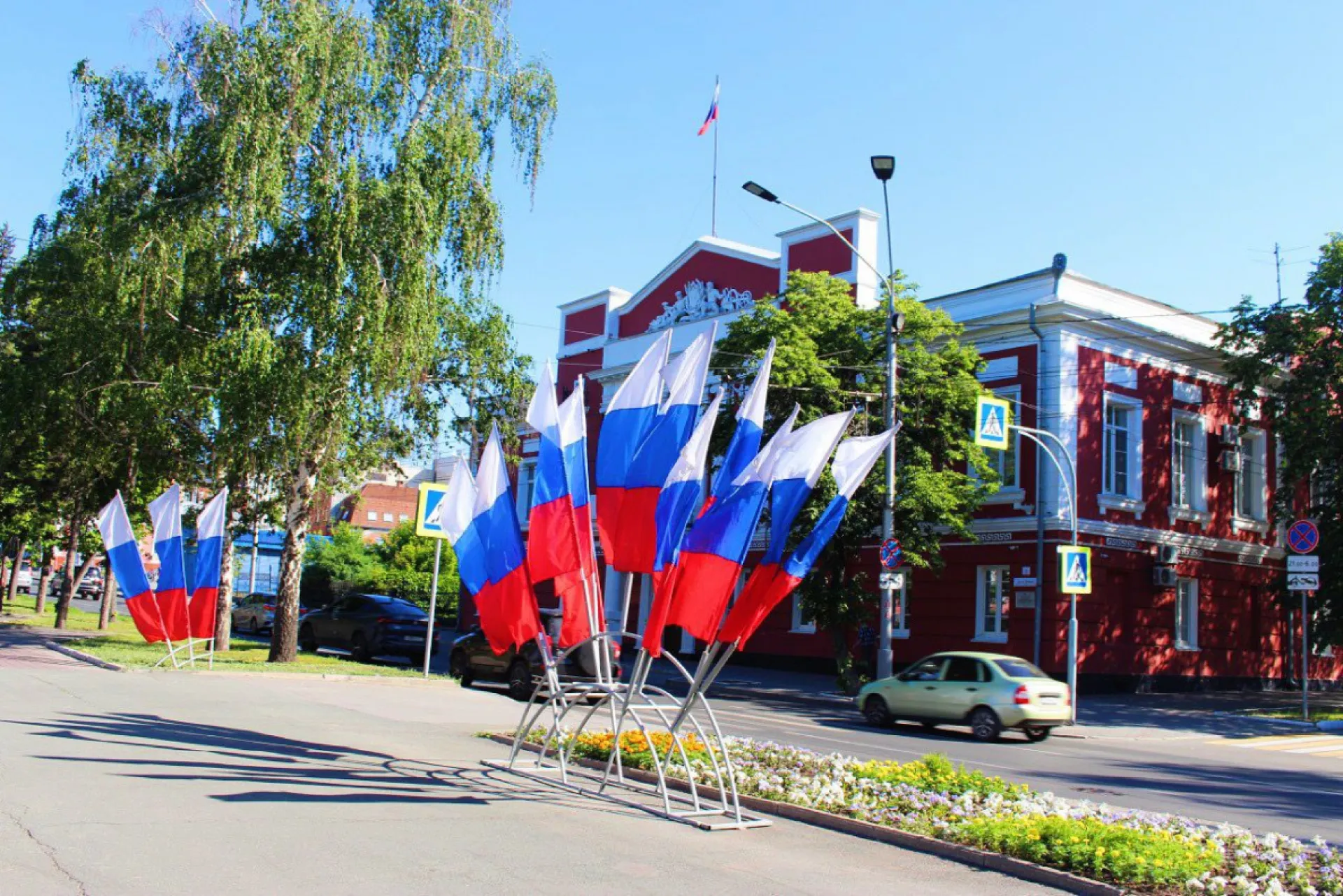 Флаги и праздничные баннеры появились в Барнауле ко Дню России Флаги и праздничные баннеры появились в Барнауле ко Дню России