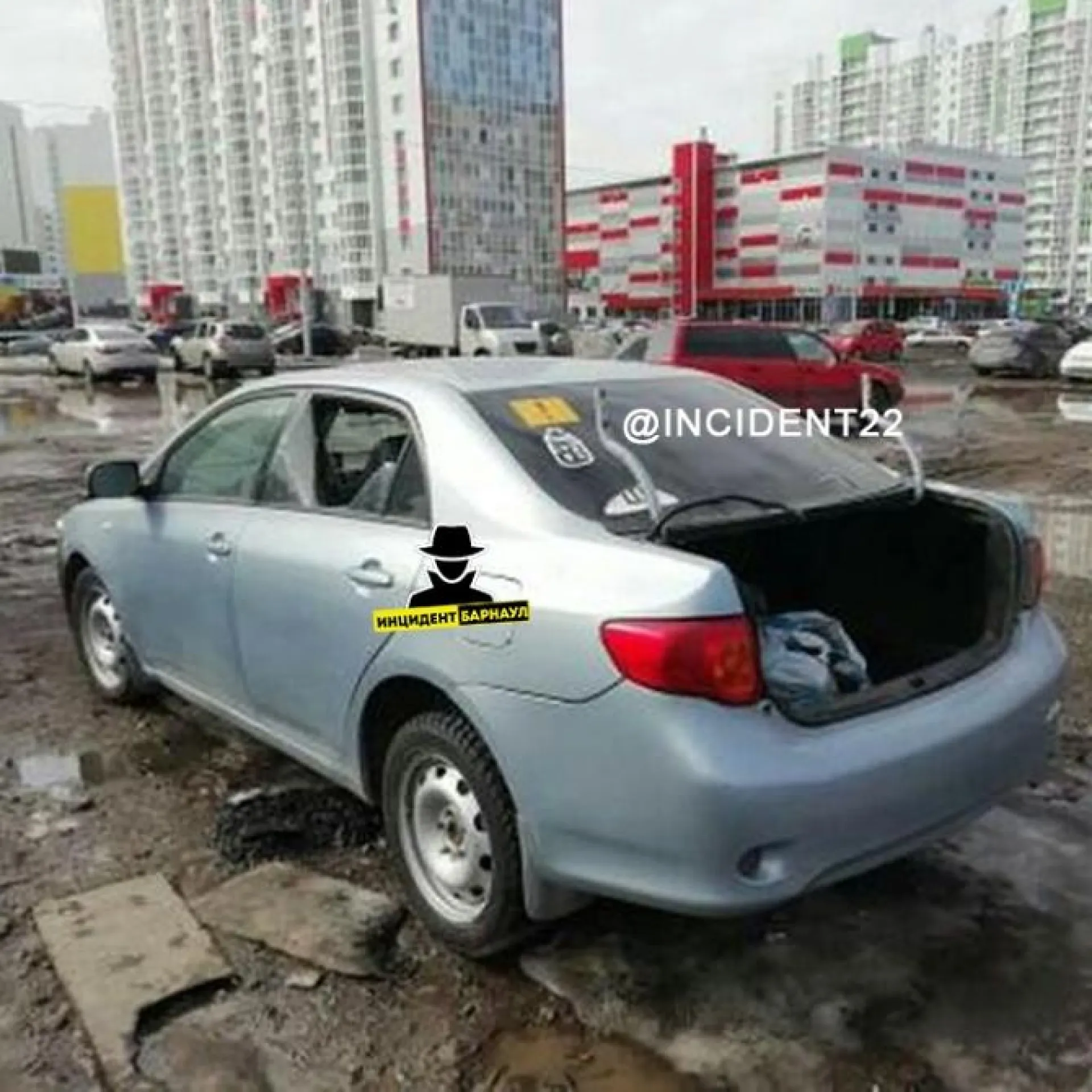 Неизвестные украли крышку багажника с автомобиля ночью в Барнауле Неизвестные украли крышку багажника с автомобиля ночью в Барнауле