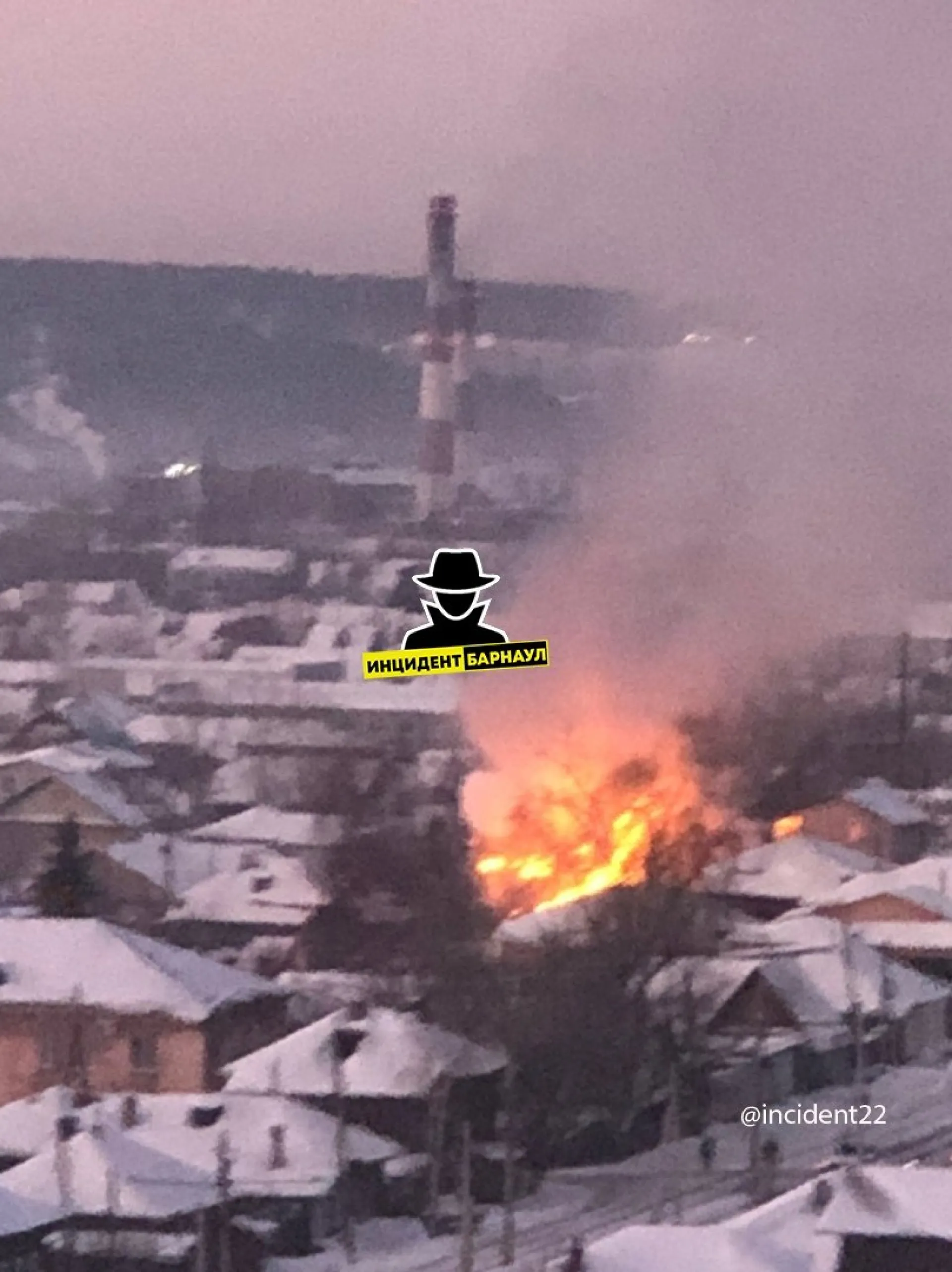Частный дом загорелся в Барнауле Частный дом загорелся в Барнауле