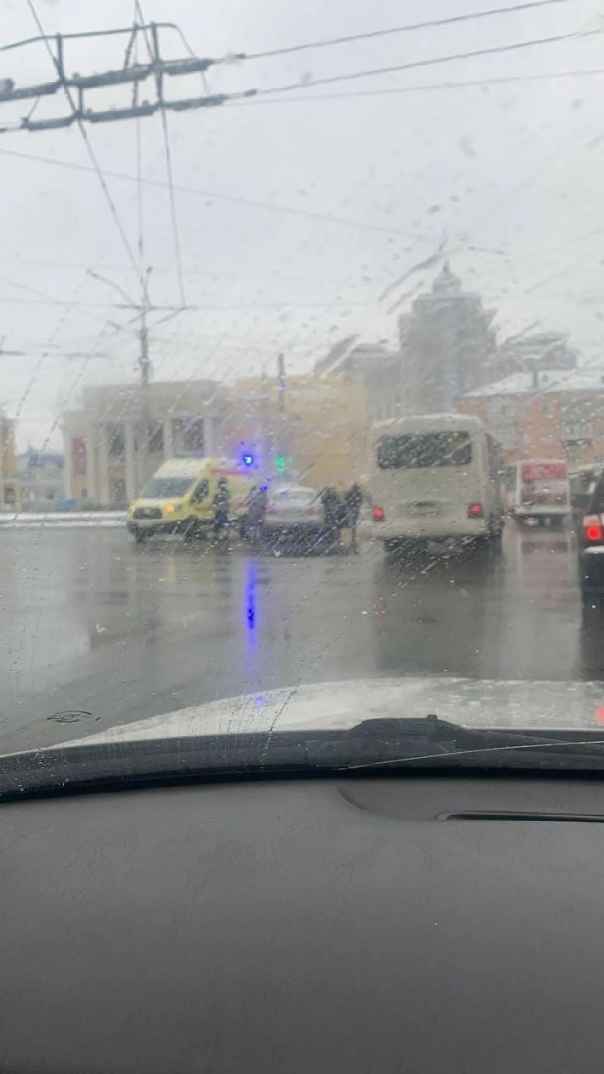 Маршрутка столкнулась с такси в центре Барнаула Маршрутка столкнулась с такси в центре Барнаула
