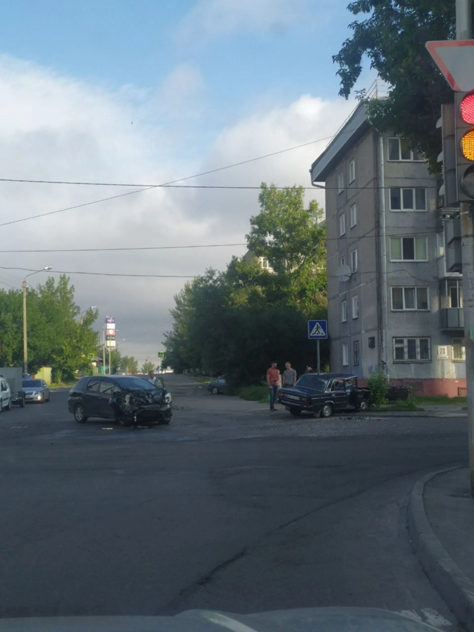 Машины столкнулись на барнаульском перекрёстке Машины столкнулись на барнаульском перекрёстке