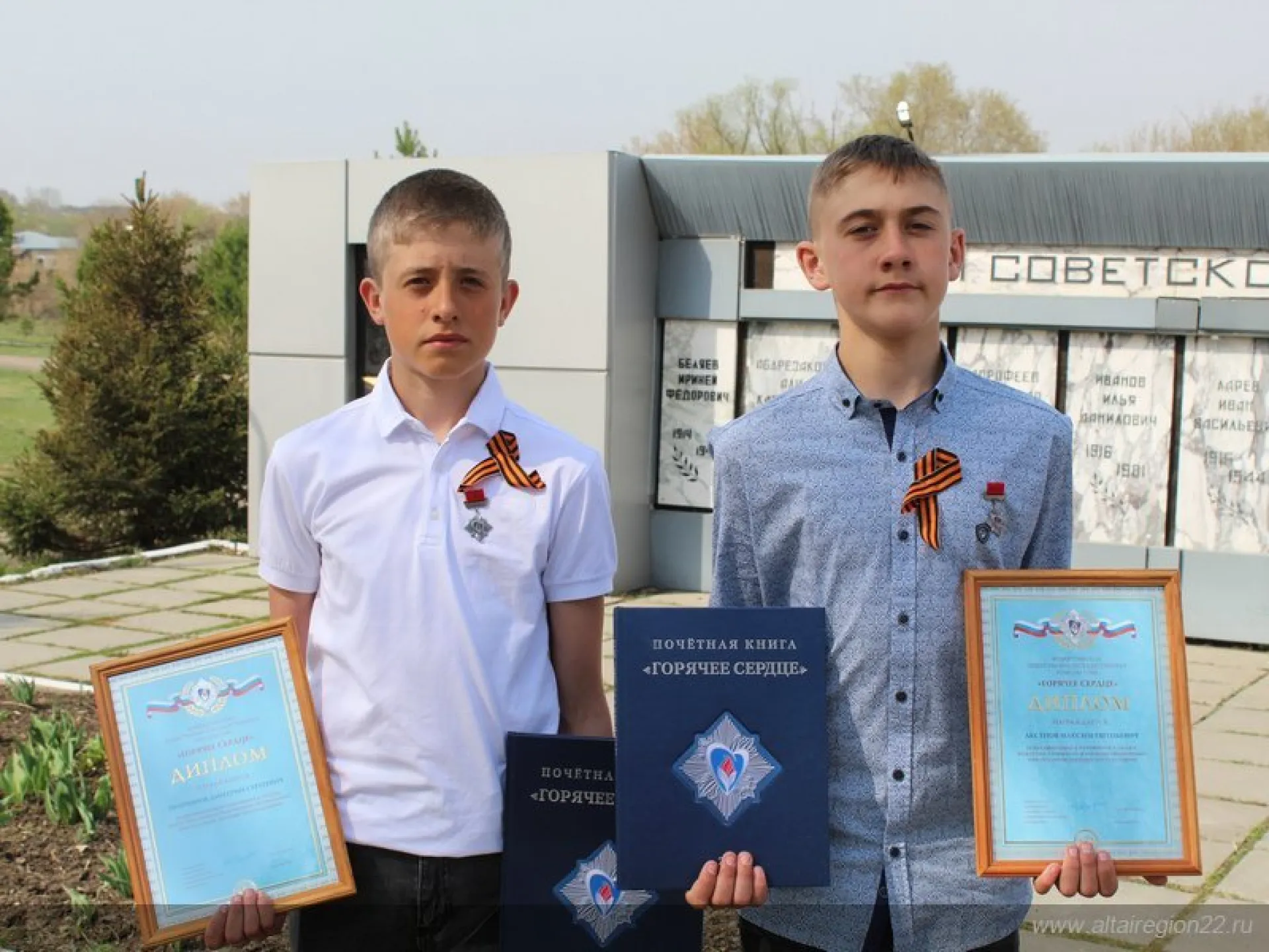 Школьники спасли тонущего в пруду ребёнка в Алтайском крае Школьники спасли тонущего в пруду ребёнка в Алтайском крае