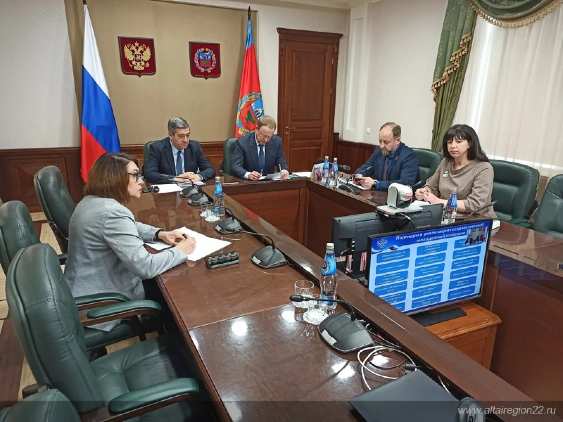Виктор Томенко принял участие в окружном совещании с главами Сибири о реализации государственной молодежной политики Виктор Томенко принял участие в окружном совещании с главами Сибири о реализации государственной молодежной политики