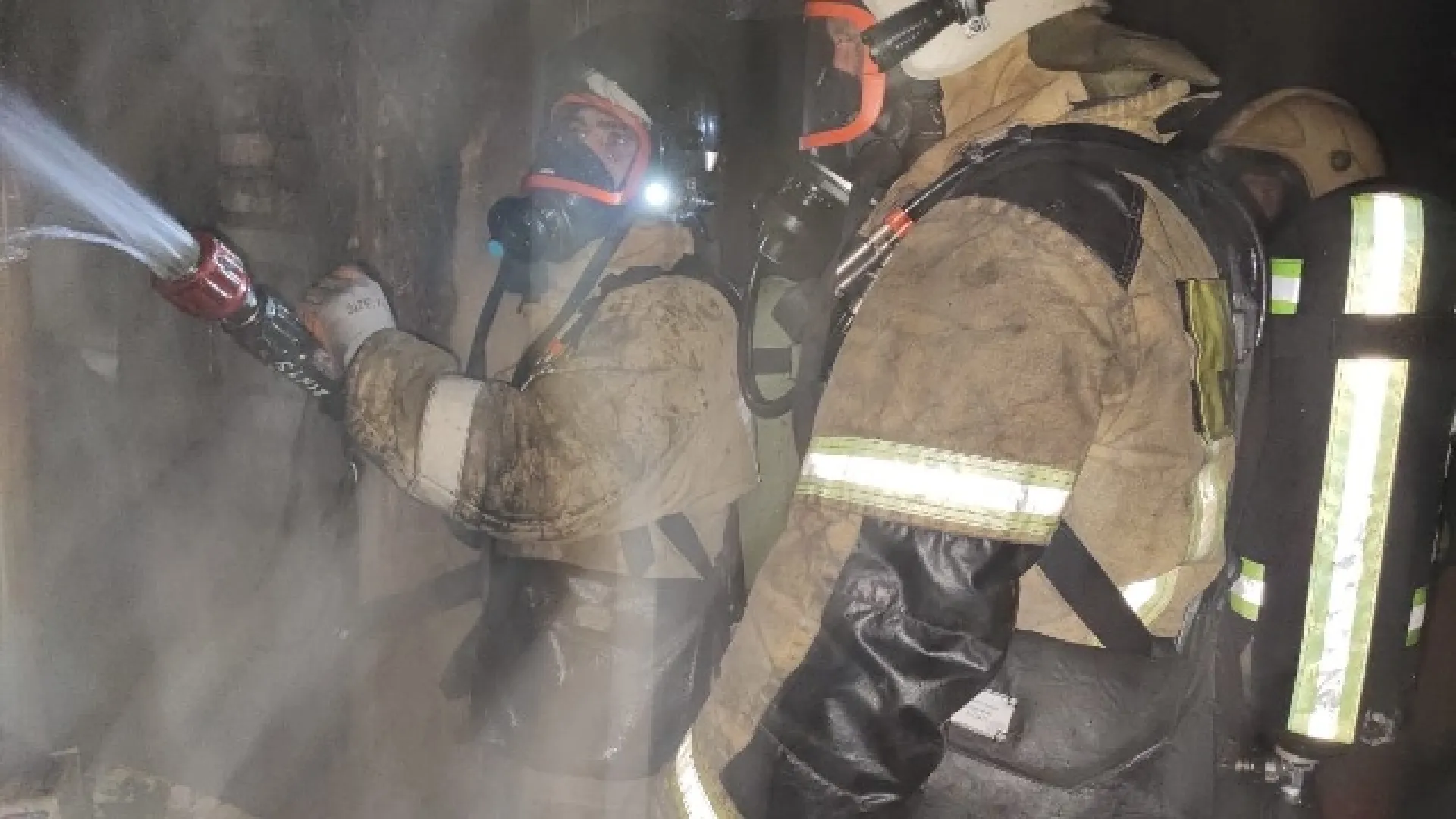 Пожарные потушили жилой дом и спасли четырех человек в Барнауле Пожарные потушили жилой дом и спасли четырех человек в Барнауле