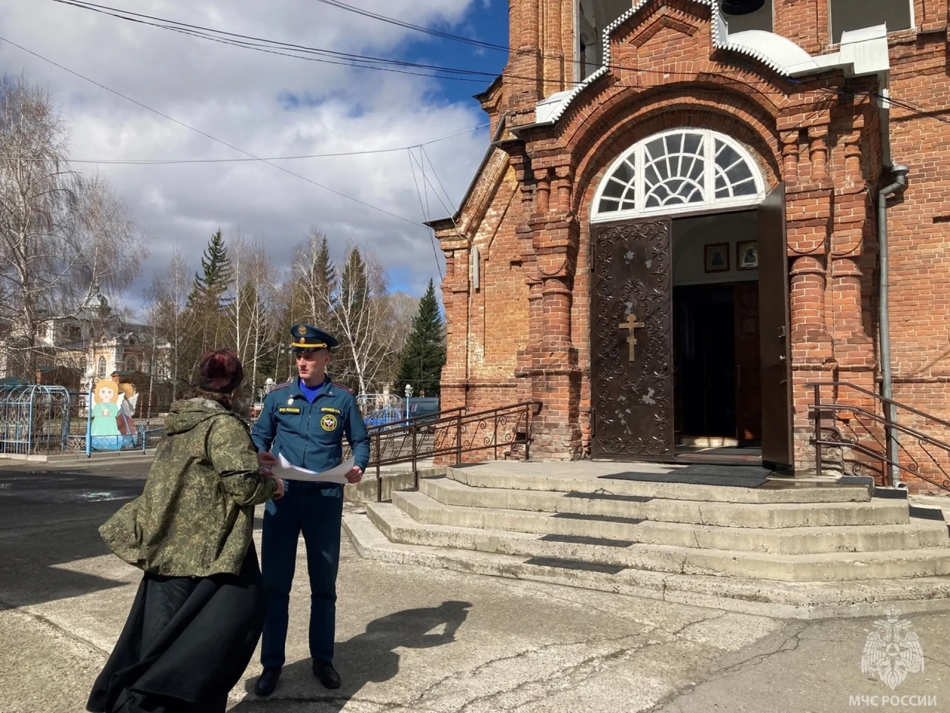 Сотрудники МЧС провели рейды, чтобы заранее проверить безопасность храмов Алтайского края перед Пасхой Сотрудники МЧС провели рейды, чтобы заранее проверить безопасность храмов Алтайского края перед Пасхой