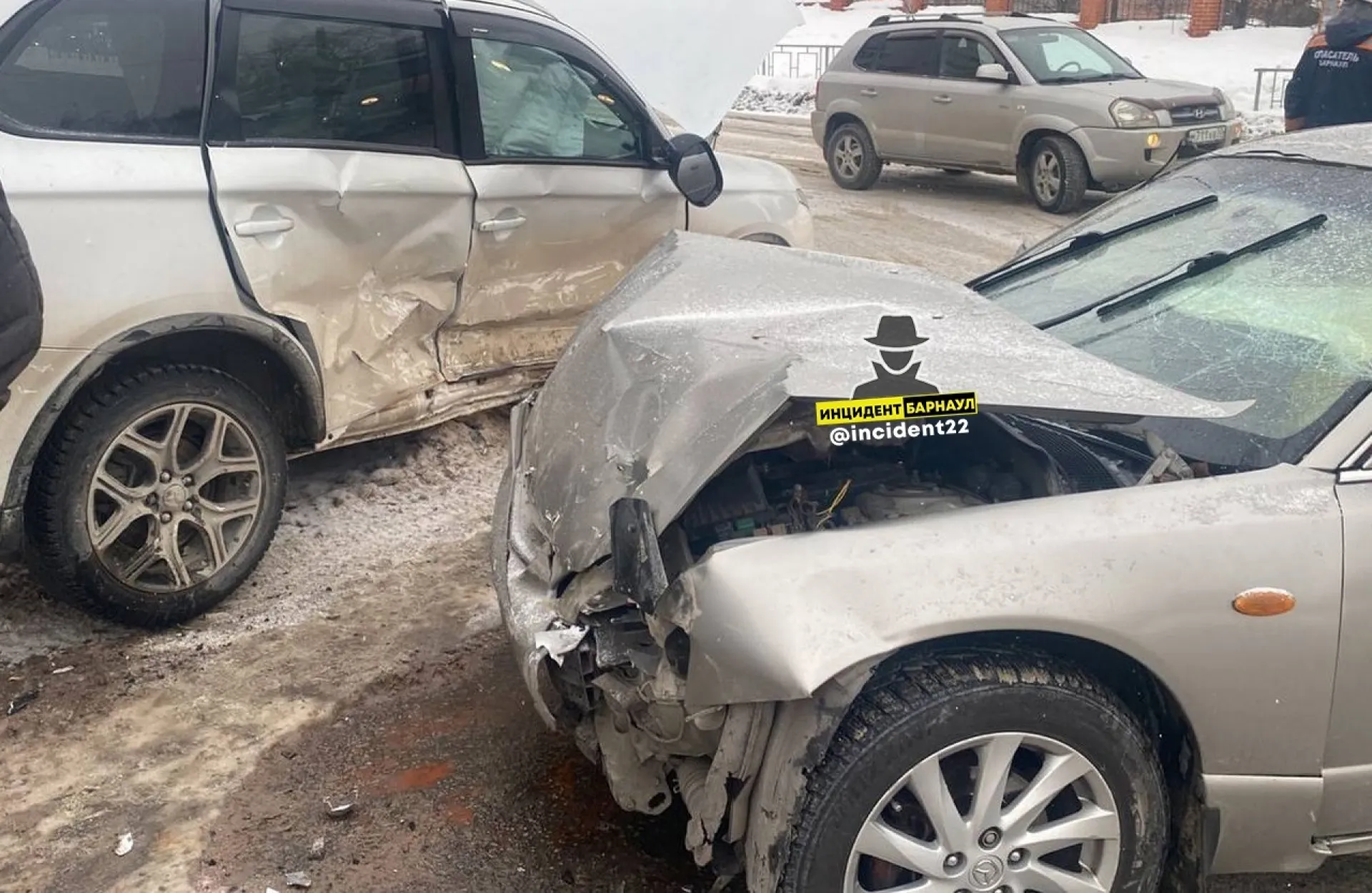 В Барнауле произошло серьёзное ДТП рядом с храмом В Барнауле произошло серьёзное ДТП рядом с храмом