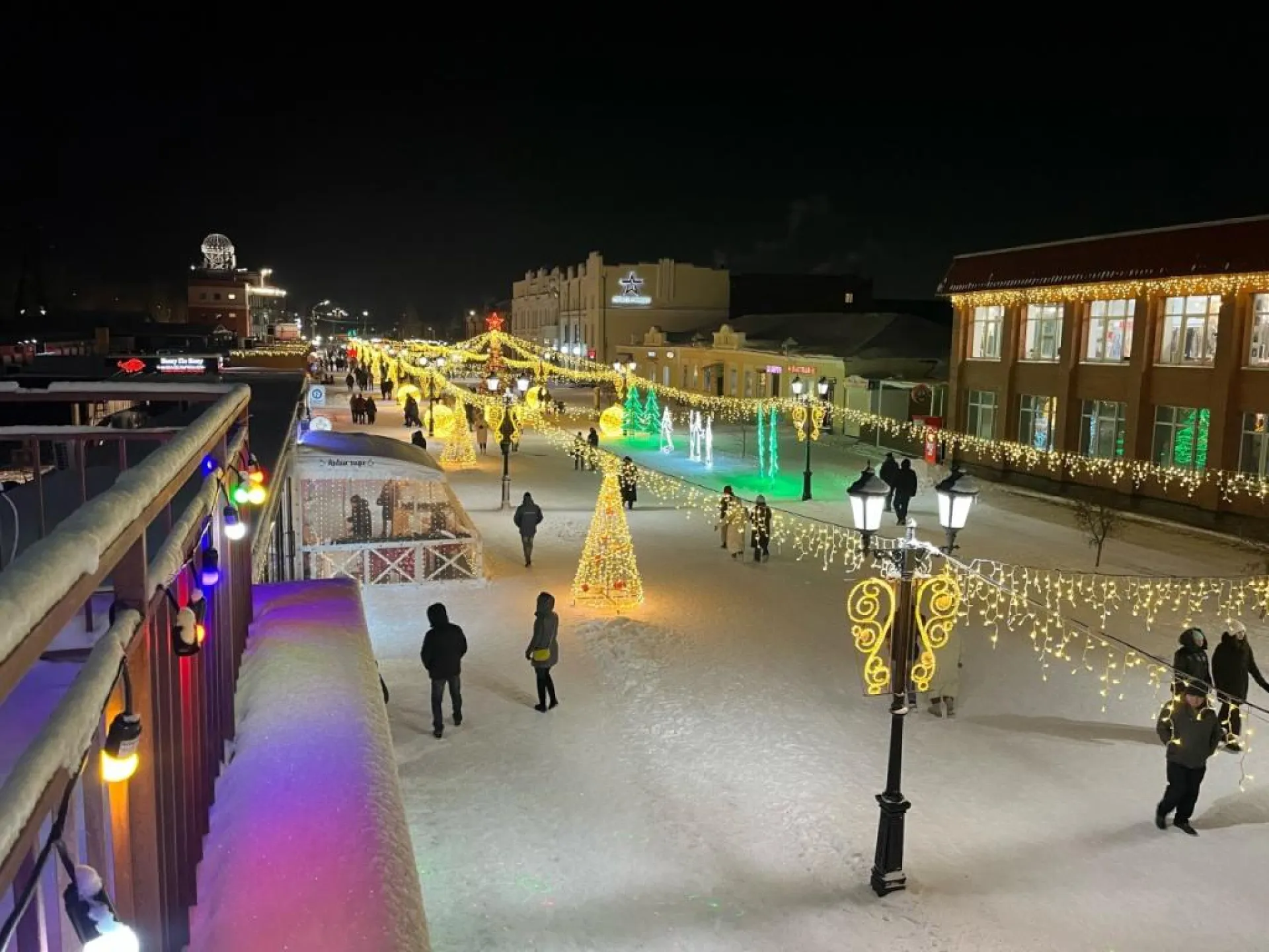 Новогодний городок начал работу на улице Мало-Тобольской в Барнауле. Фото Новогодний городок начал работу на улице Мало-Тобольской в Барнауле. Фото