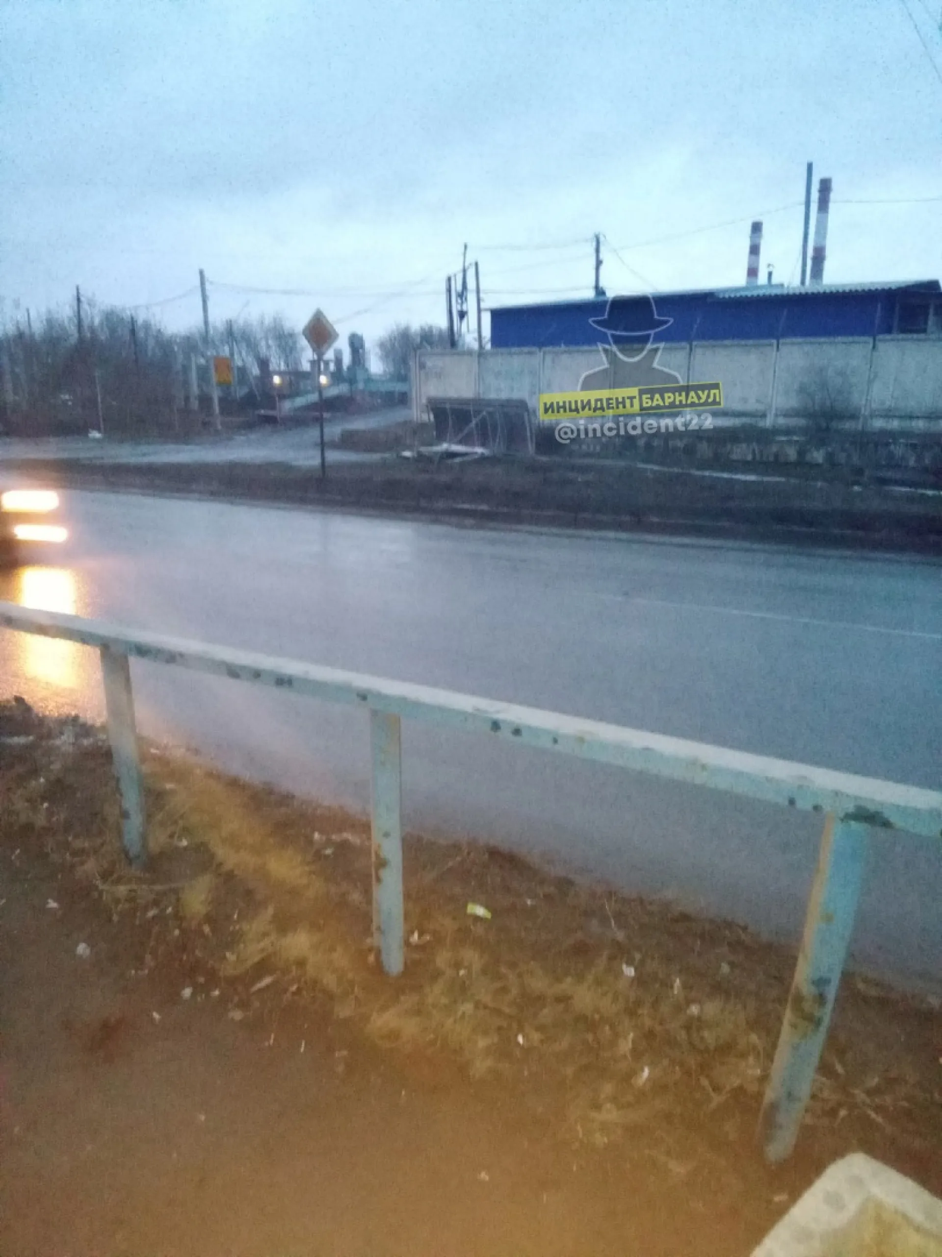 Остановочный павильон улетел на противоположную сторону дороги в Барнауле Остановочный павильон улетел на противоположную сторону дороги в Барнауле