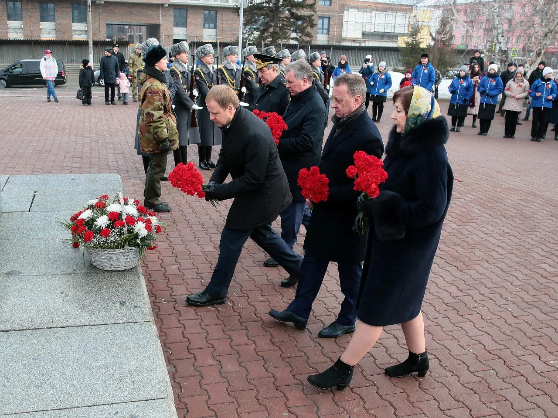 Виктор Томенко возложил цветы к Мемориалу Славы в День защитника Отечества Виктор Томенко возложил цветы к Мемориалу Славы в День защитника Отечества