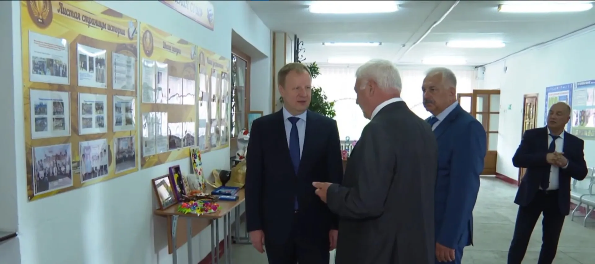 Педагоги школы в селе Советское обратились за помощью к губернатору Виктору Томенко Педагоги школы в селе Советское обратились за помощью к губернатору Виктору Томенко