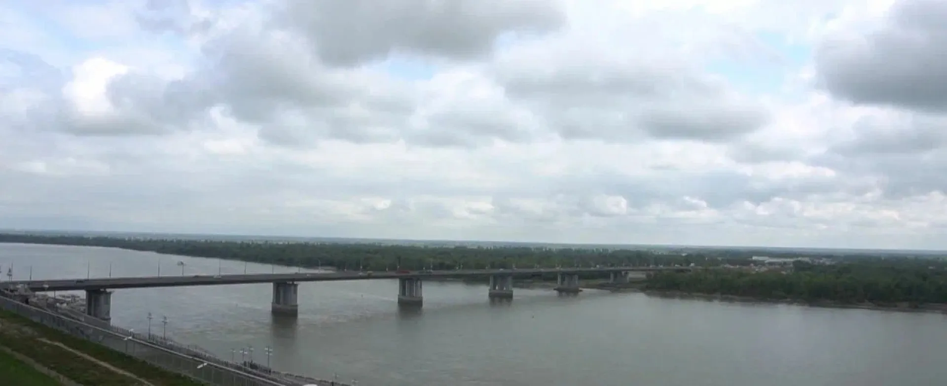 Водолазы спасли женщину, упавшую с моста в Барнауле Водолазы спасли женщину, упавшую с моста в Барнауле