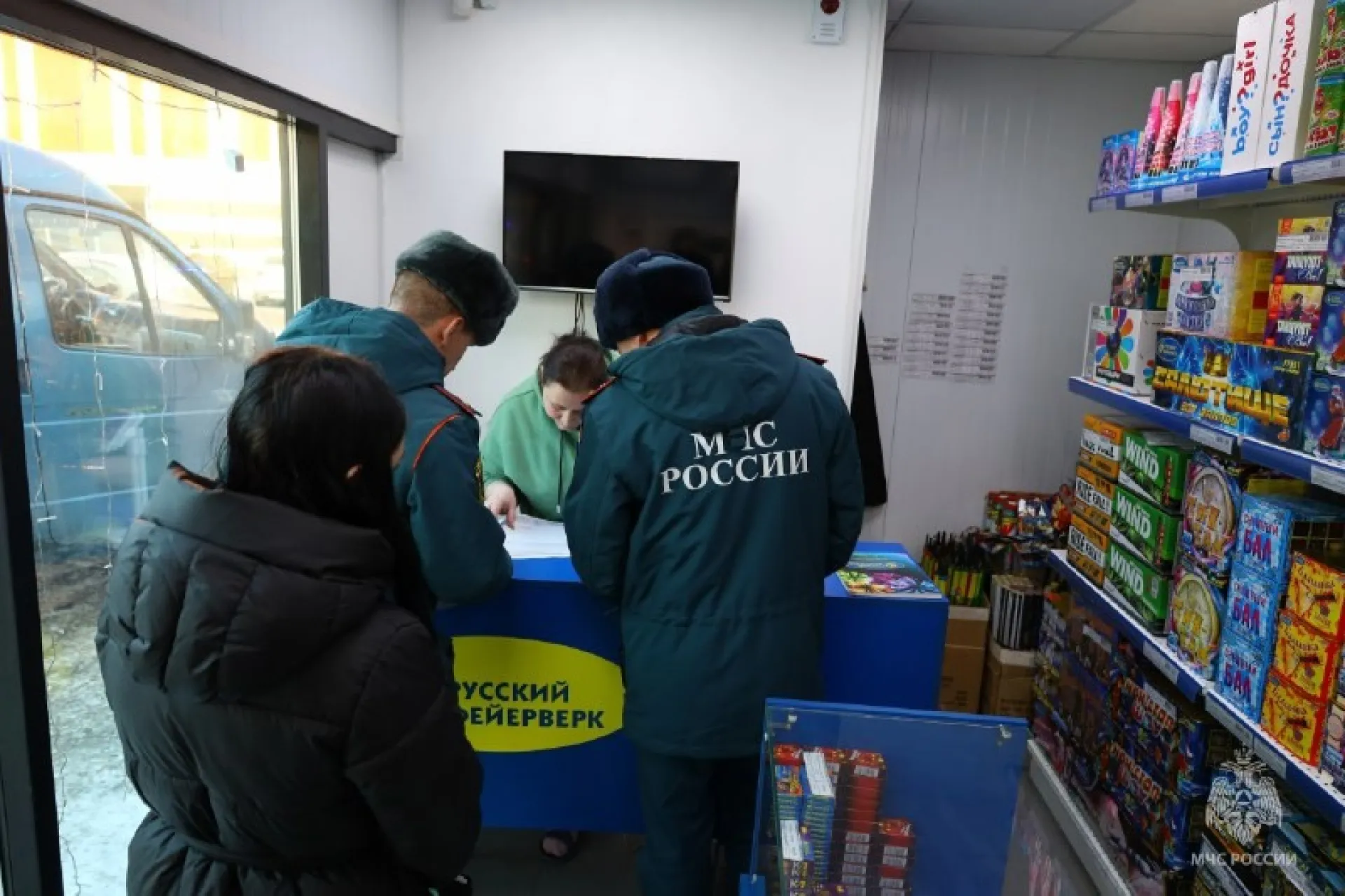 Рейды по точкам продажи пиротехники проводят в Алтайском крае Рейды по точкам продажи пиротехники проводят в Алтайском крае