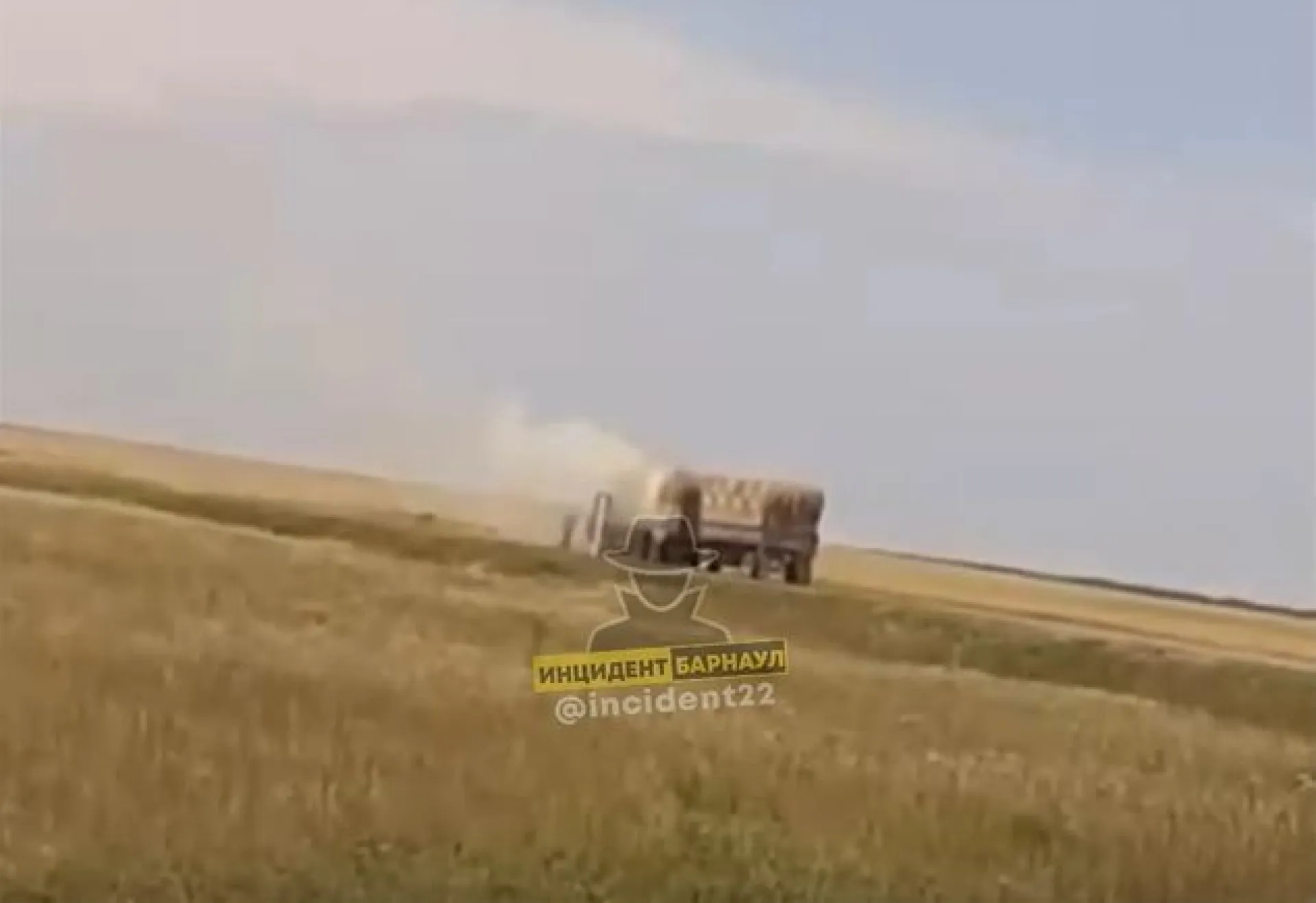 Сено задымилось на грузовом автомобиле в Алтайском крае Сено задымилось на грузовом автомобиле в Алтайском крае