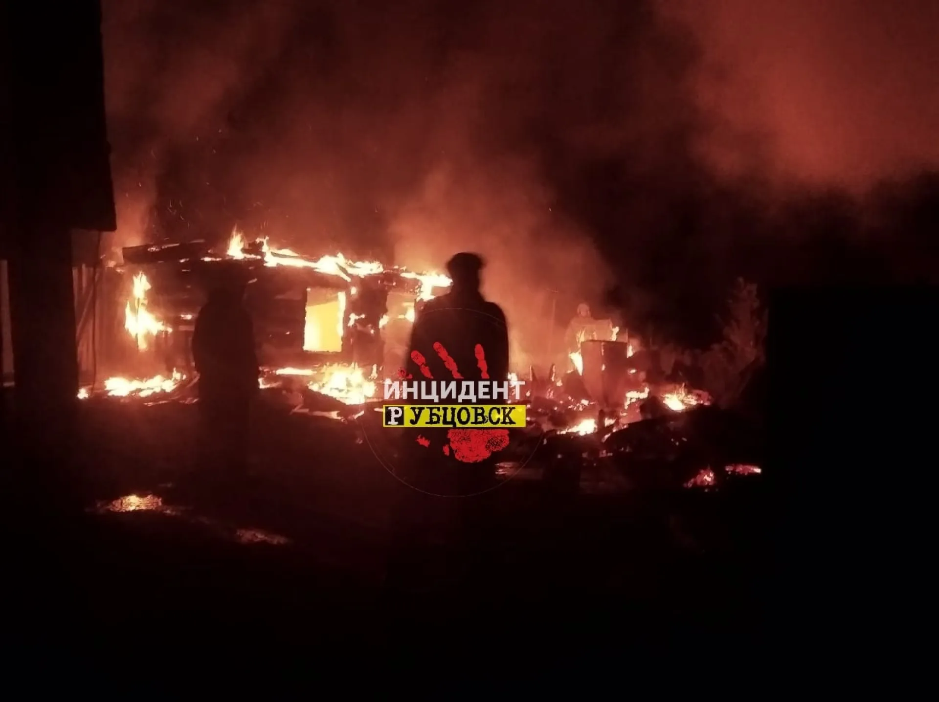 Два дачных дома сгорели ночью в Рубцовске Два дачных дома сгорели ночью в Рубцовске