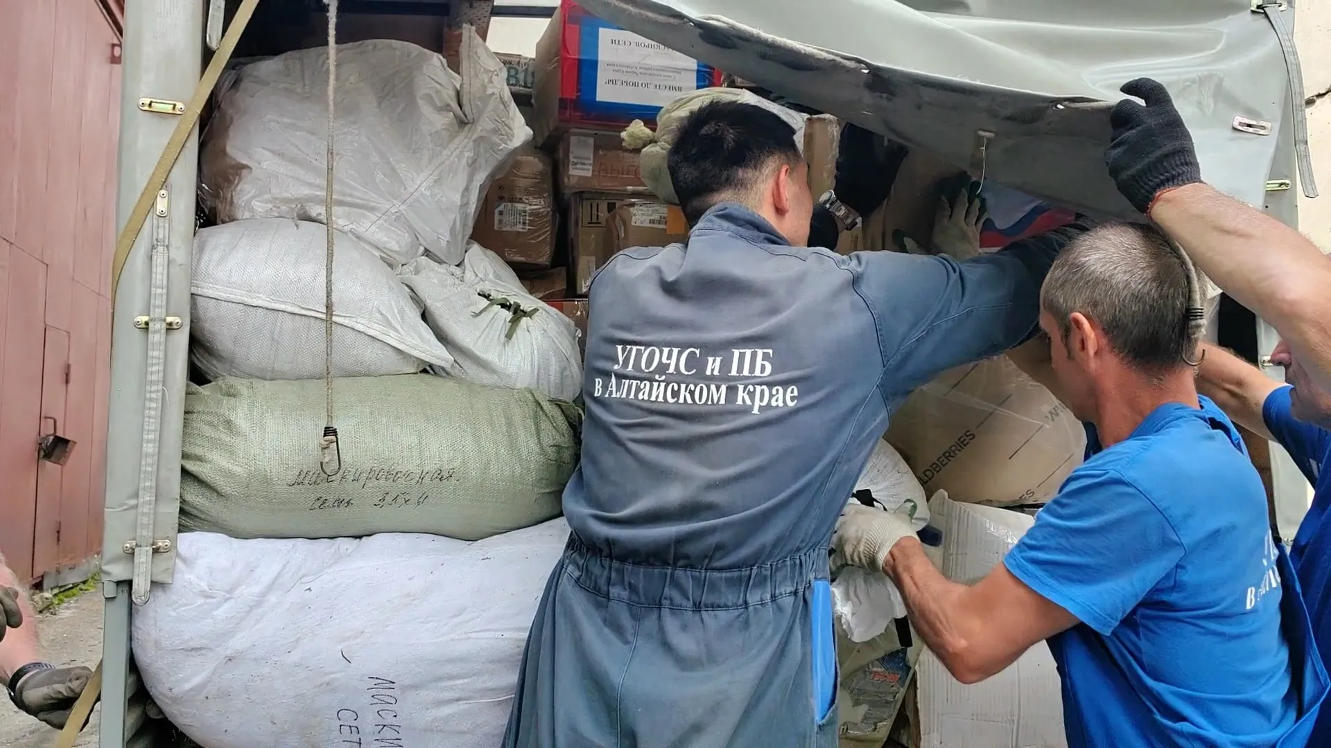 Более 40 тонн груза отправили в зону проведения специальной военной операции из Барнаула Более 40 тонн груза отправили в зону проведения специальной военной операции из Барнаула