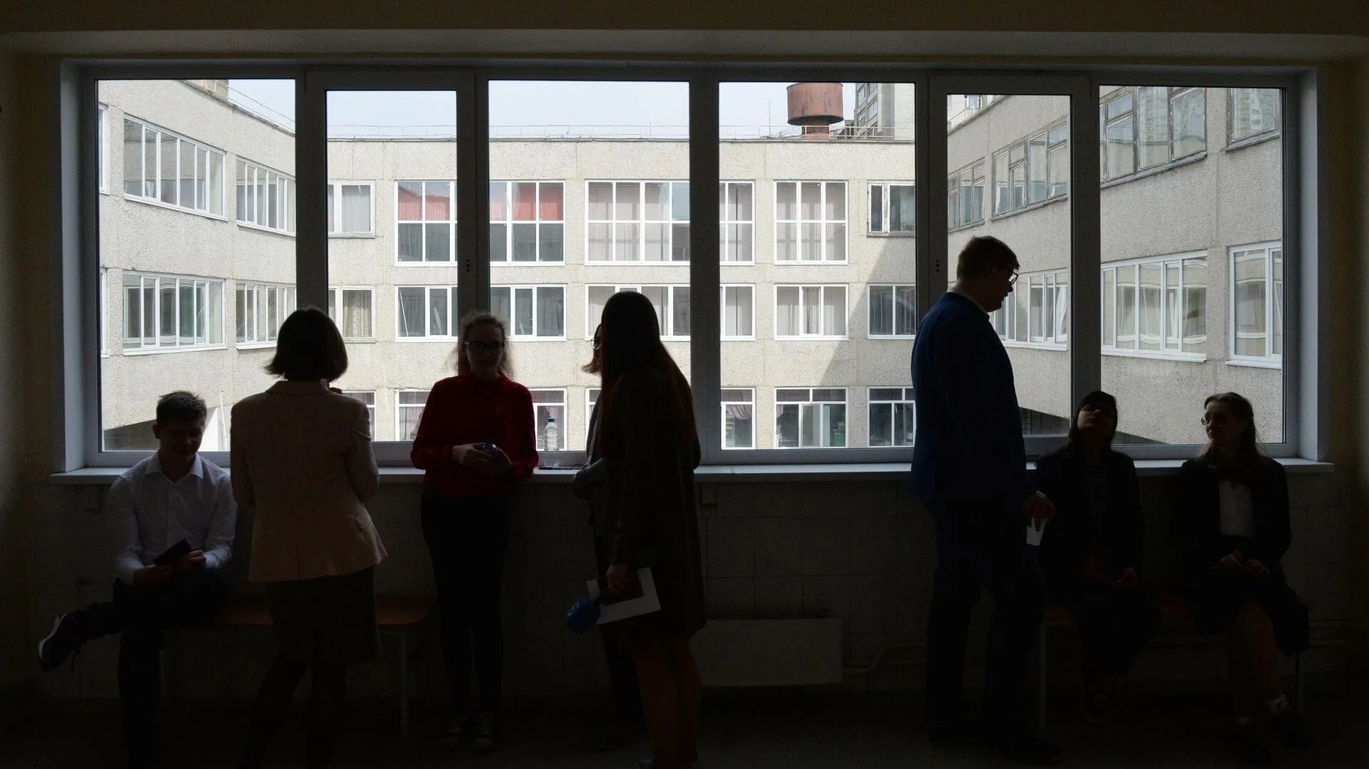 Учащихся одной из школ Новоалтайска эвакуировали из-за распыленного неизвестного вещества Учащихся одной из школ Новоалтайска эвакуировали из-за распыленного неизвестного вещества
