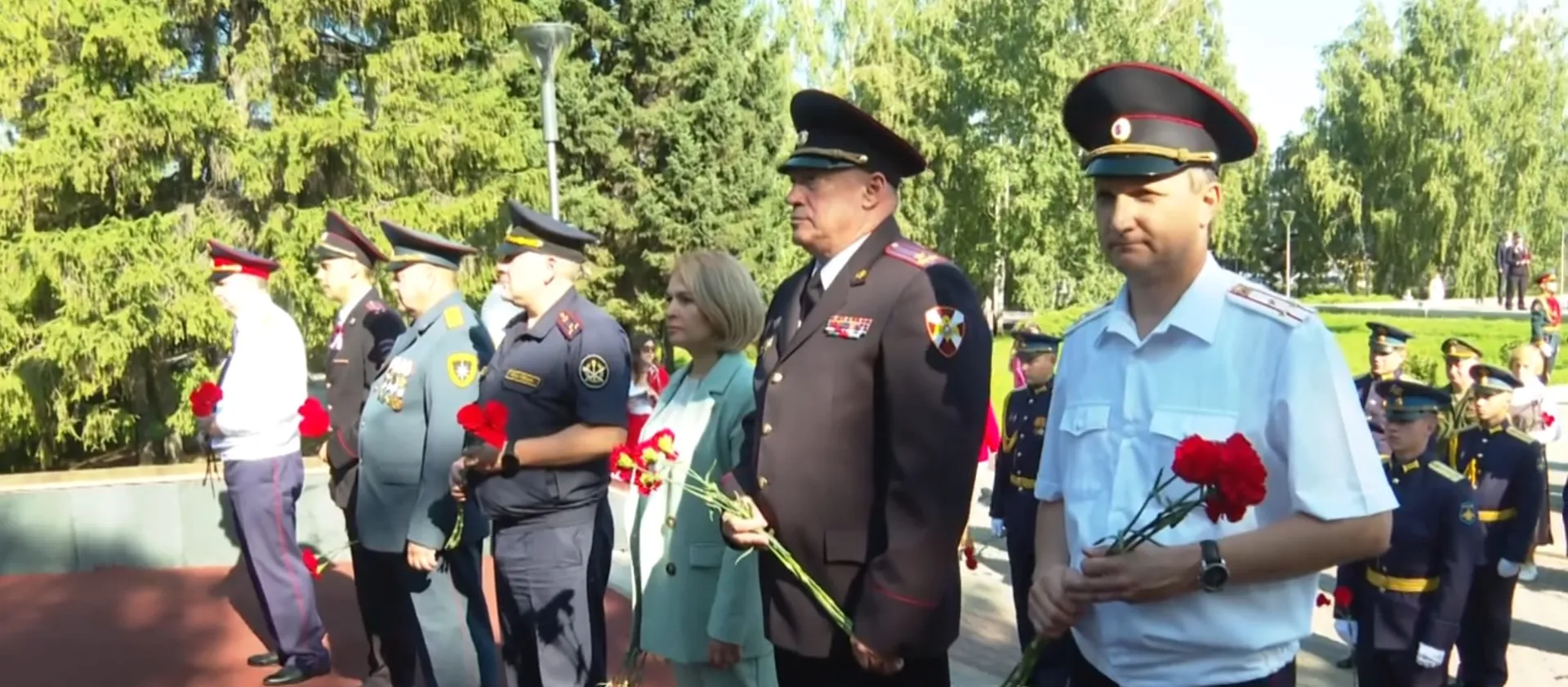 Виктор Томенко возложил цветы к Мемориалу Славы в честь 80-летия победы в Курской битве Виктор Томенко возложил цветы к Мемориалу Славы в честь 80-летия победы в Курской битве