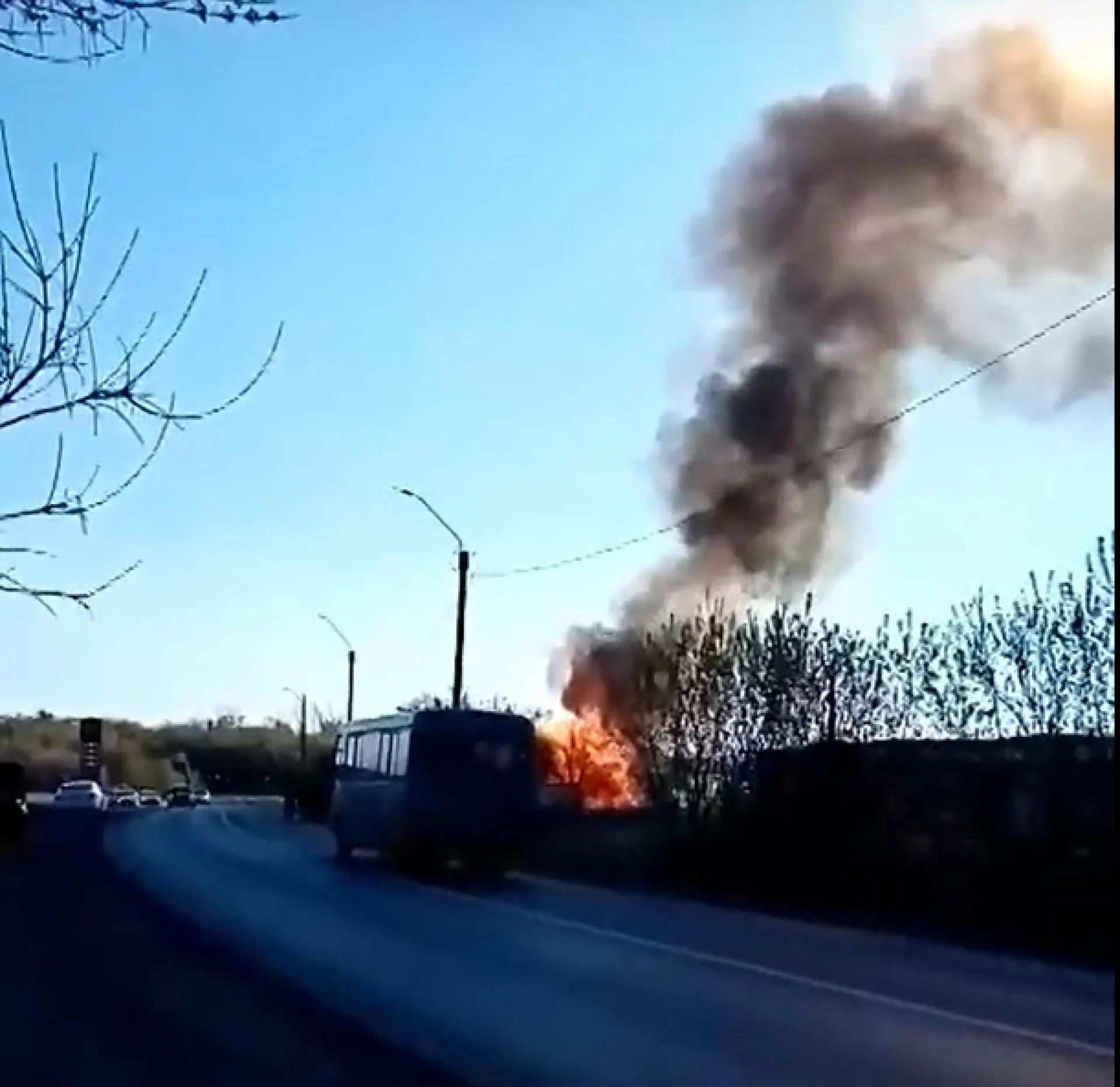 В Новоалтайске горит склад рядом с газовой заправкой В Новоалтайске горит склад рядом с газовой заправкой