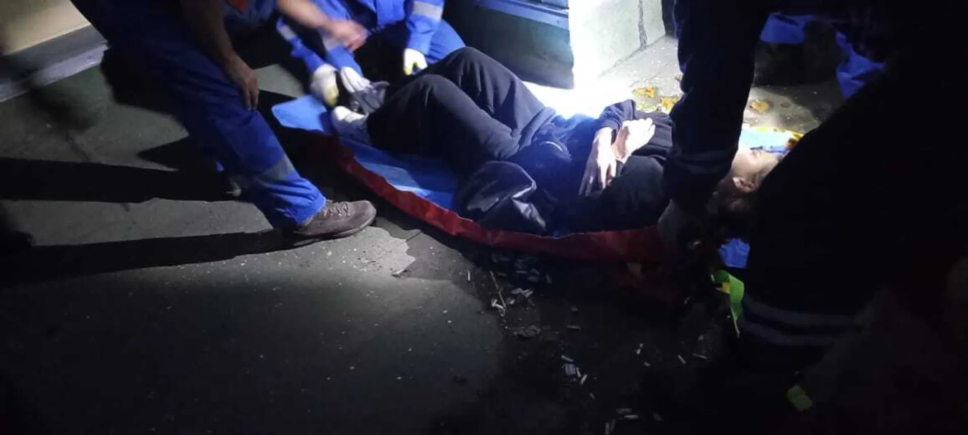 19-летняя девушка, пытаясь спасти котёнка, сорвалась с крыши 13-этажного дома в Барнауле 19-летняя девушка, пытаясь спасти котёнка, сорвалась с крыши 13-этажного дома в Барнауле