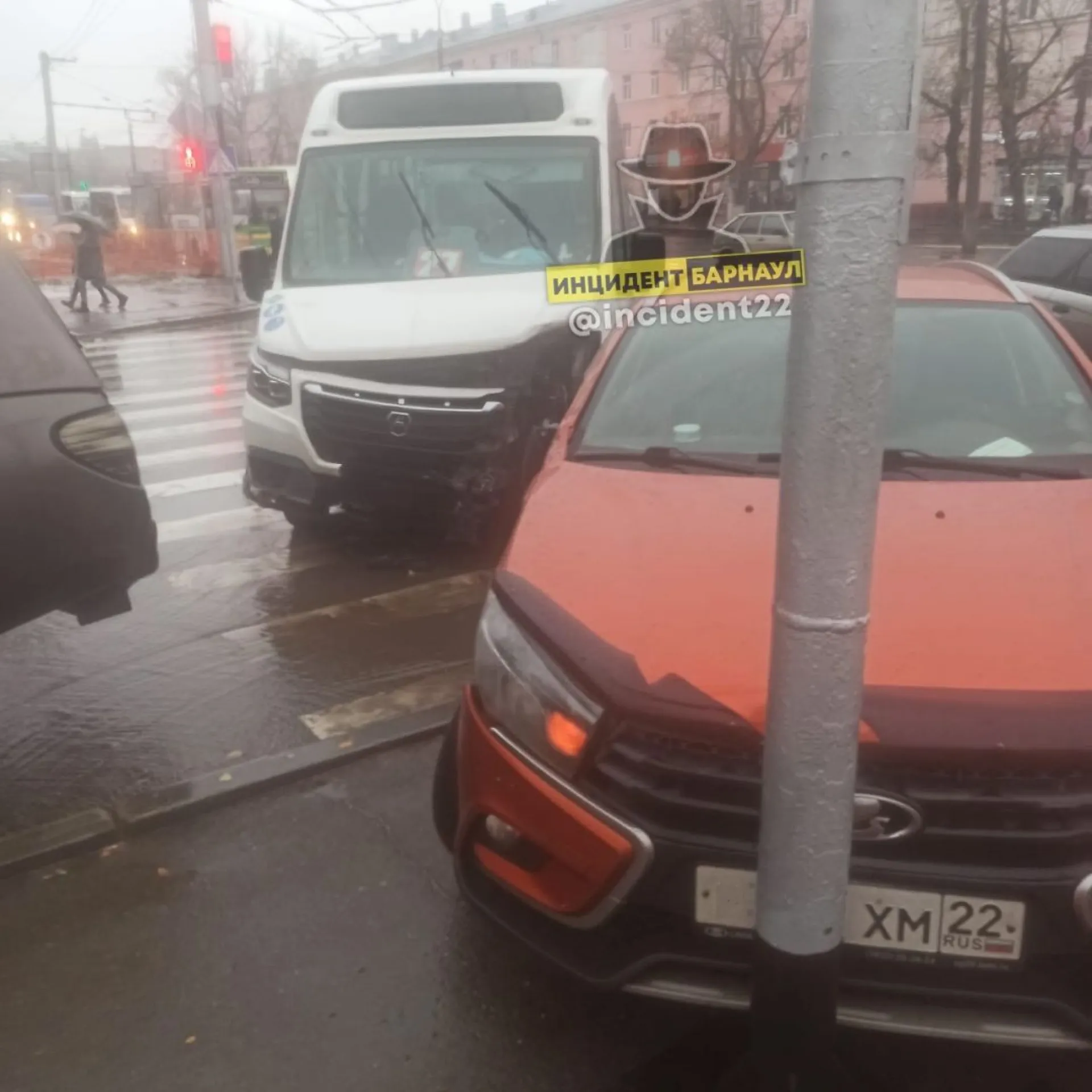 ДТП с маршруткой произошло в Барнауле ДТП с маршруткой произошло в Барнауле