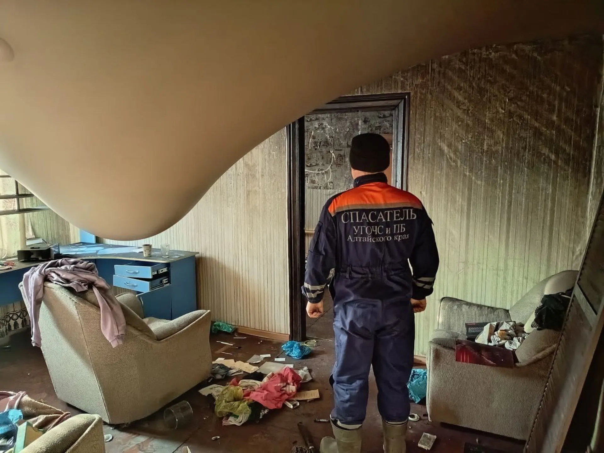 Жильцам аварийной барнаульской двухэтажки разрешили забрать личные вещи из квартир Жильцам аварийной барнаульской двухэтажки разрешили забрать личные вещи из квартир