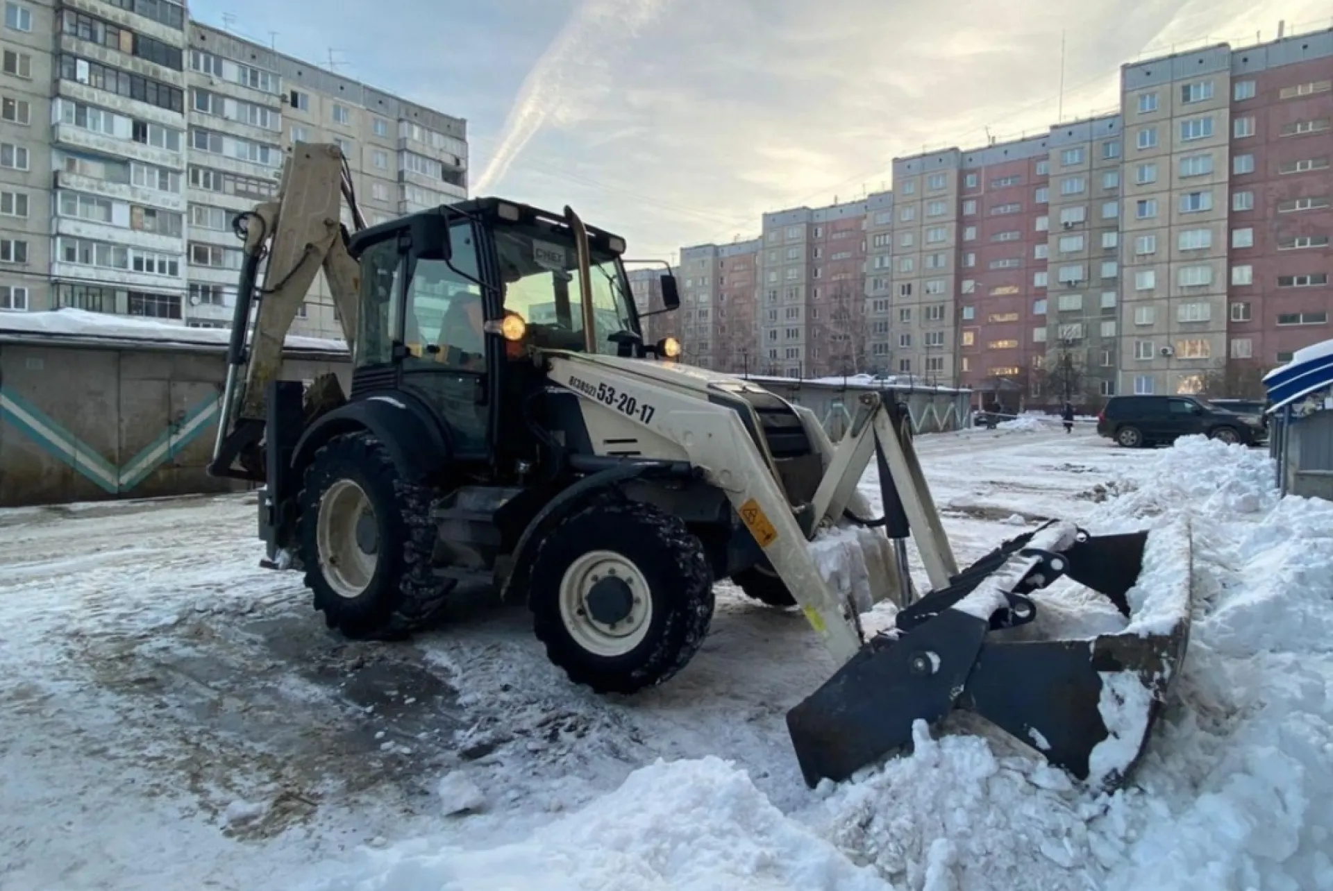Барнаульская администрация взяла на контроль уборку городских дворов от снега и наледи Барнаульская администрация взяла на контроль уборку городских дворов от снега и наледи