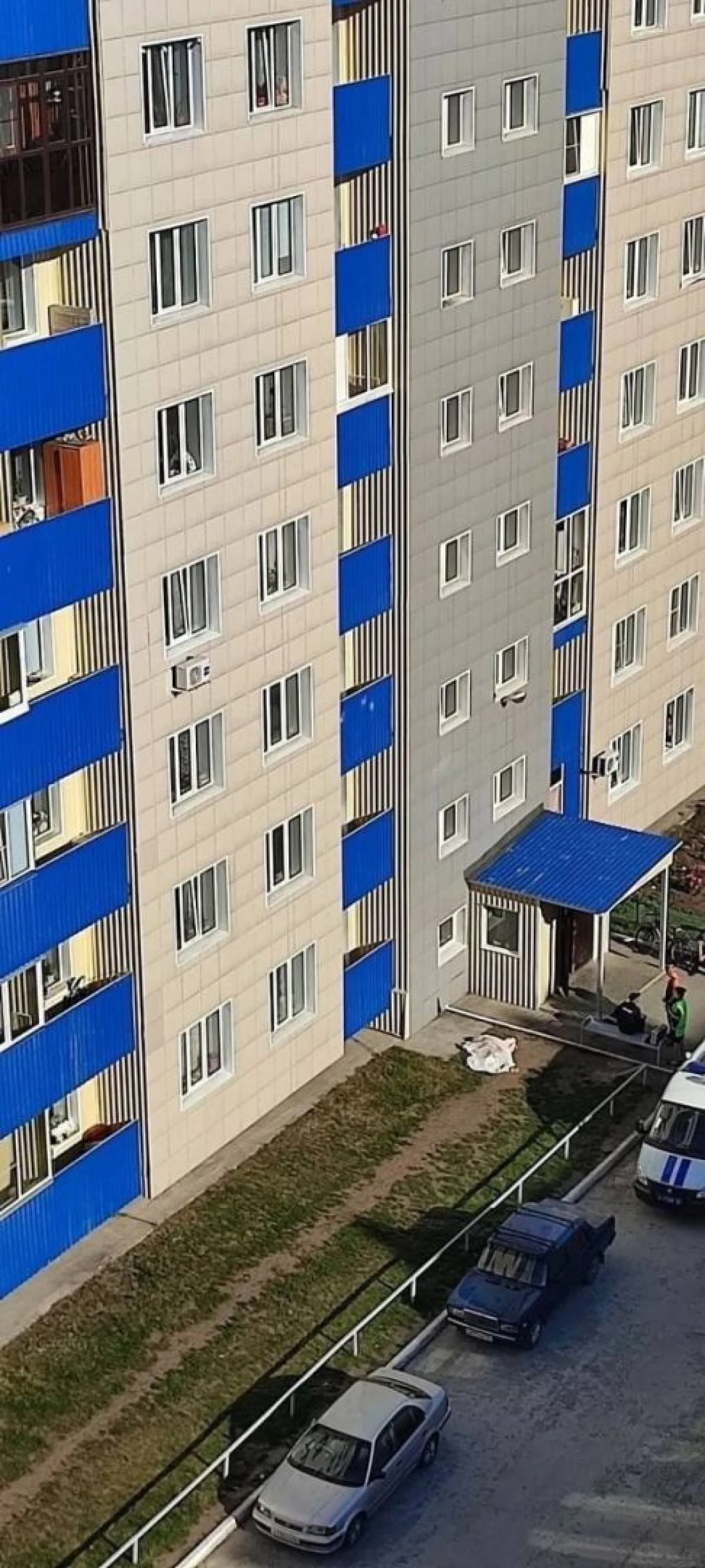 Труп женщины нашли под окнами многоэтажки в Бийске Труп женщины нашли под окнами многоэтажки в Бийске