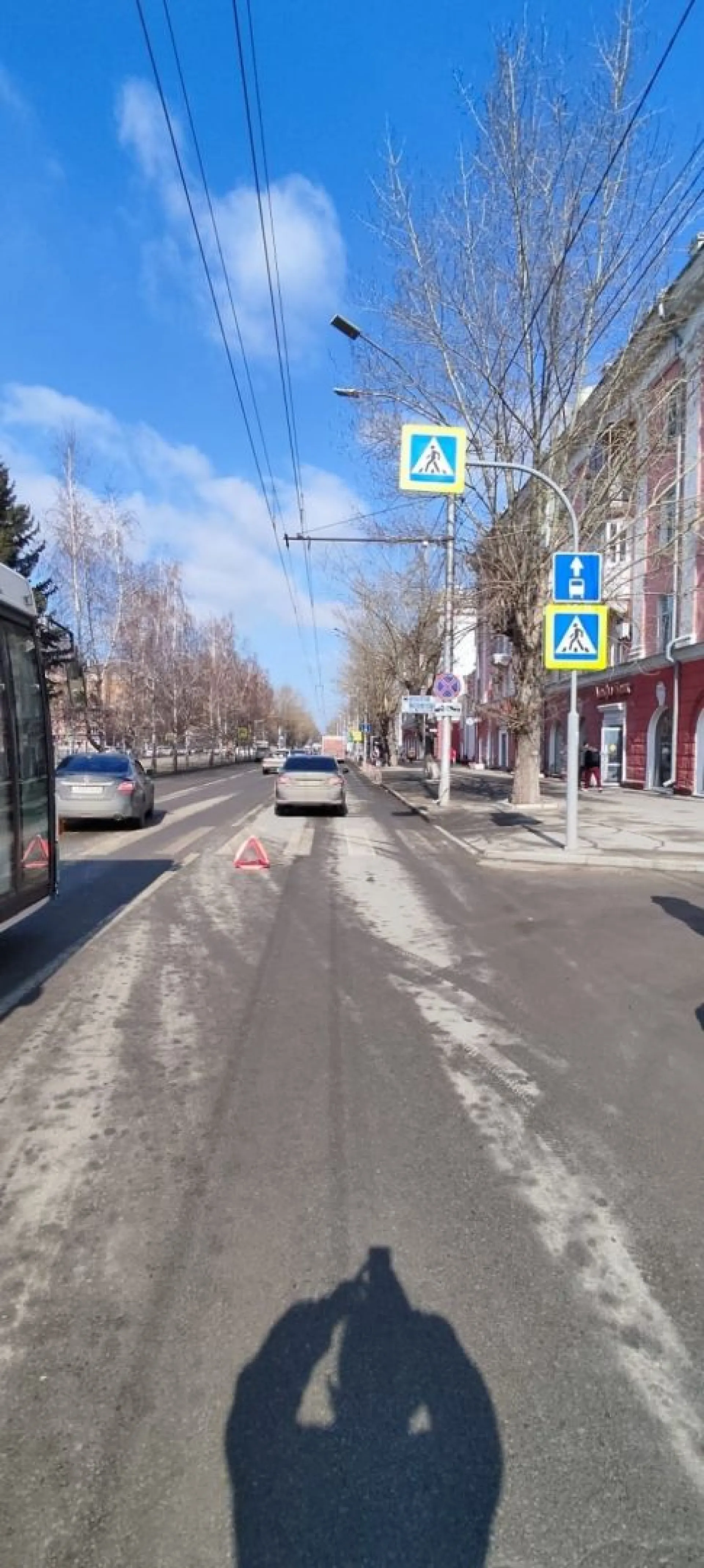 Девушка попала под колёса автомобиля в центре Барнаула Девушка попала под колёса автомобиля в центре Барнаула