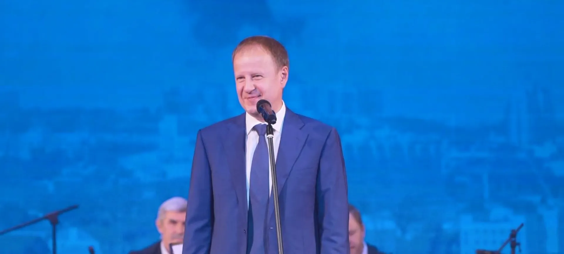 Губернатор Алтайского края Виктор Томенко вручил государственные награды жителям Барнаула в День города Губернатор Алтайского края Виктор Томенко вручил государственные награды жителям Барнаула в День города