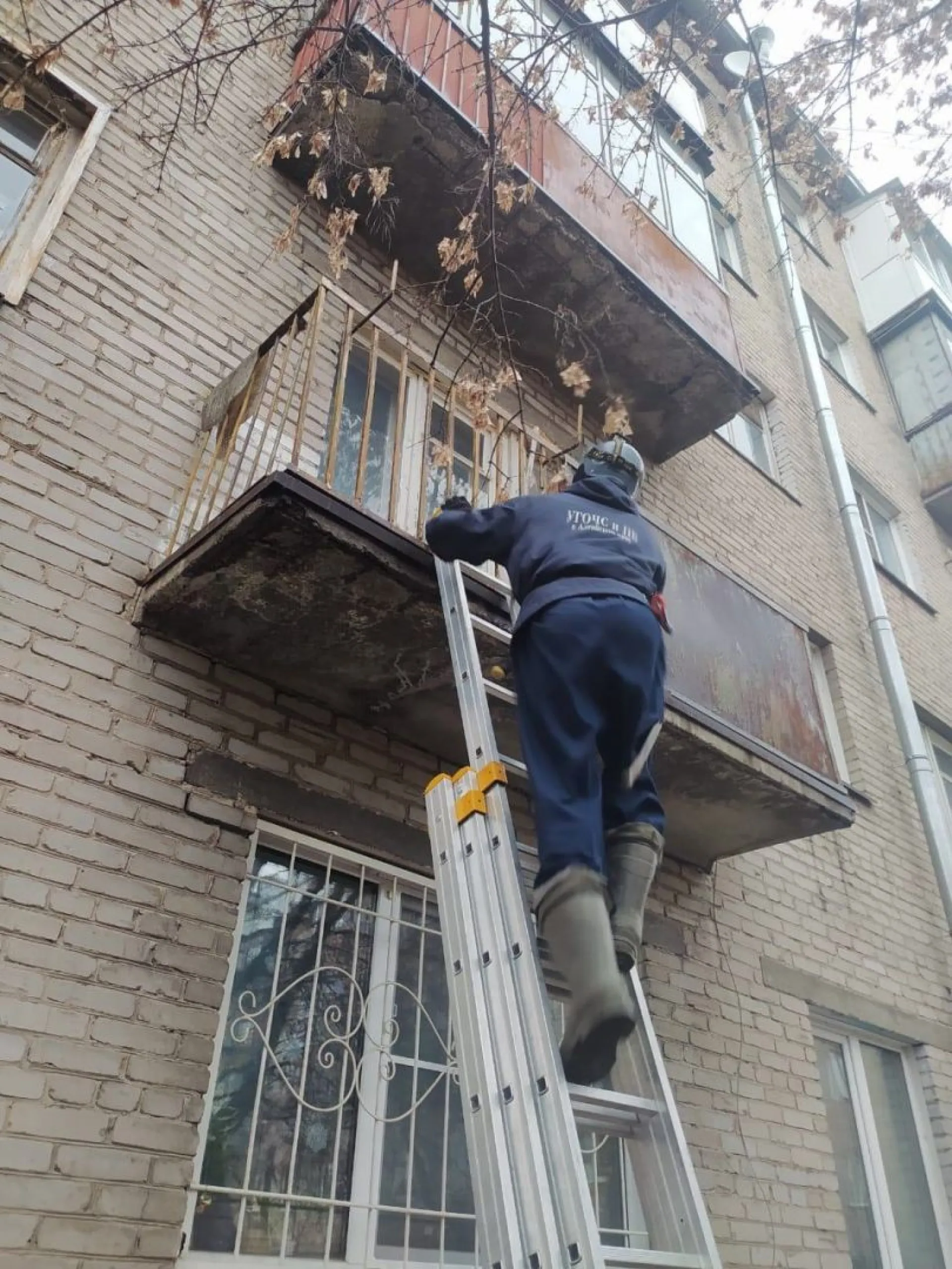 Барнаульские спасатели помогли медикам попасть в квартиру пенсионерки Барнаульские спасатели помогли медикам попасть в квартиру пенсионерки
