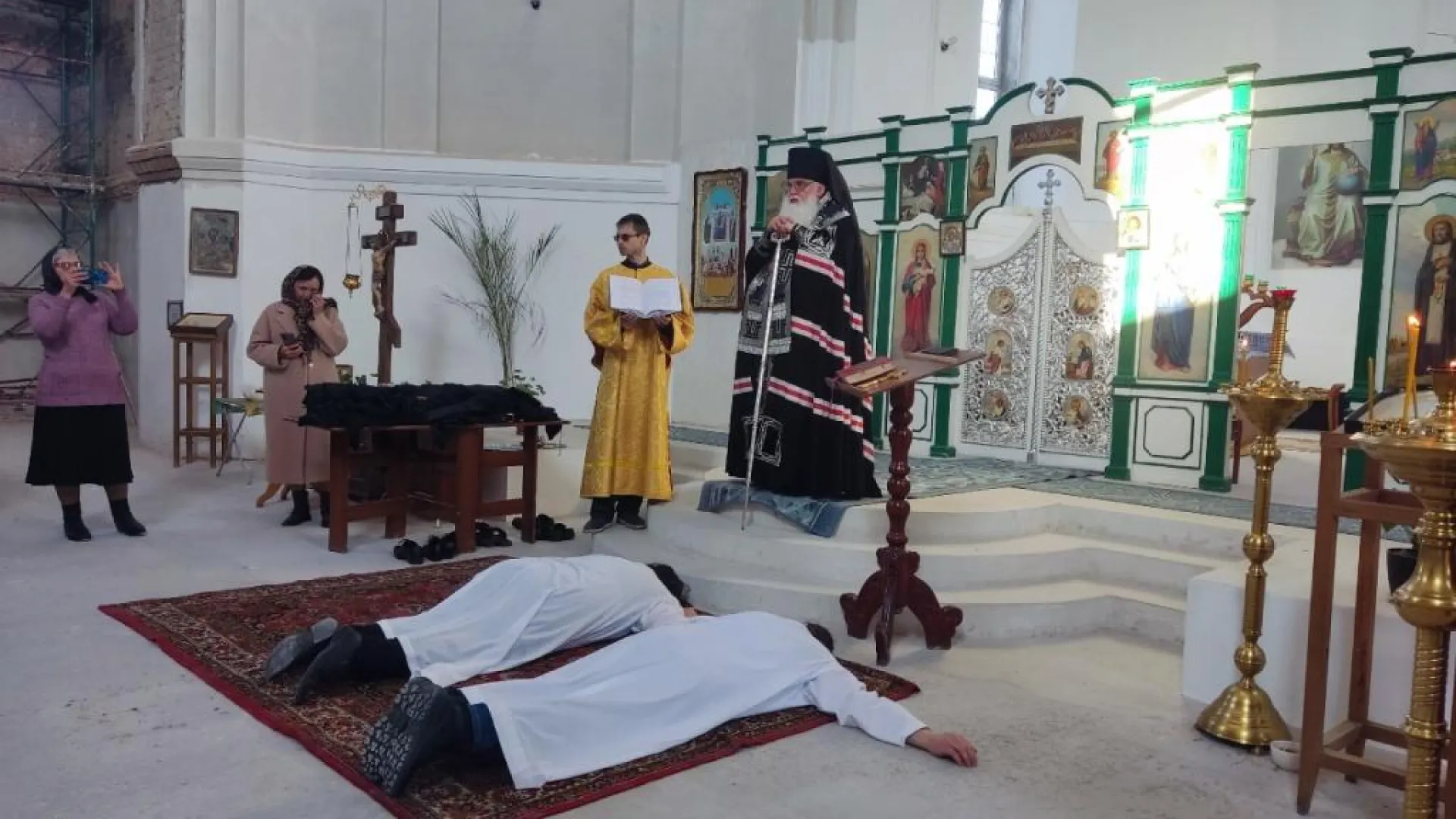 Впервые за много лет в Камне-на-Оби совершается таинство пострига в монахи Впервые за много лет в Камне-на-Оби совершается таинство пострига в монахи